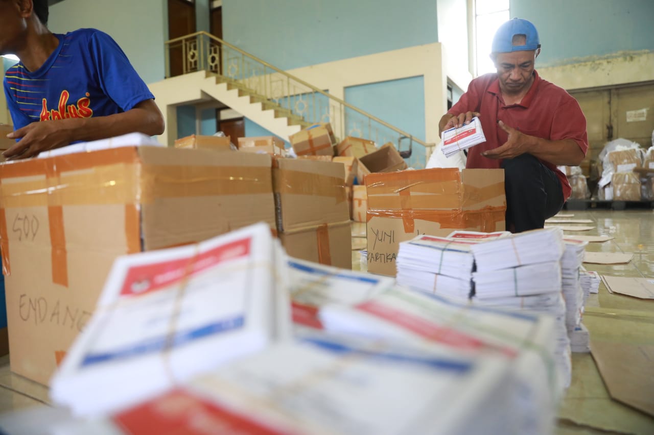 Foto 6 dari 9: KPU Kota Madiun Mulai Setting Logistik Usai Sortir Surat Suara