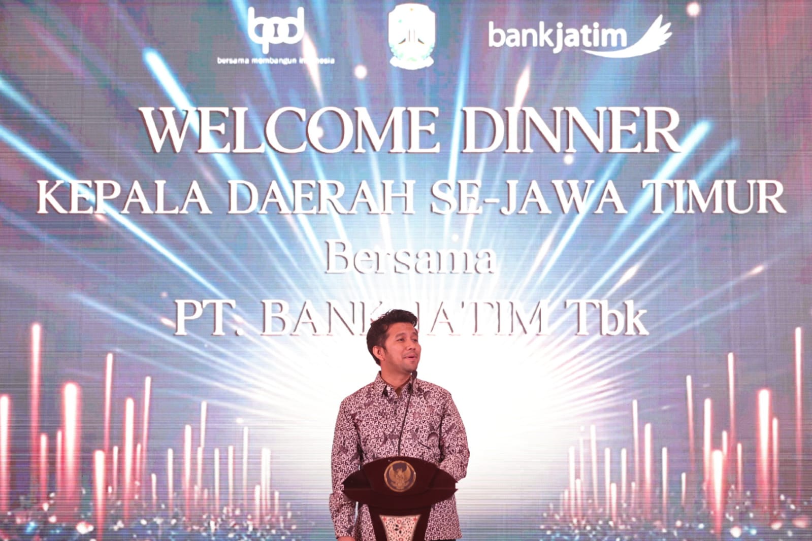 Bersama Wagub Emil Dardak, Wali Kota Madiun Hadiri Gala Dinner RUPS Bank Jatim