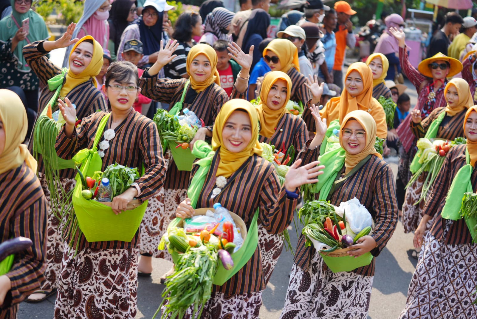 Totalitas Peserta Hadirkan Kemeriahan Madiun Carnival Harmoni Budaya Nusantara (3)