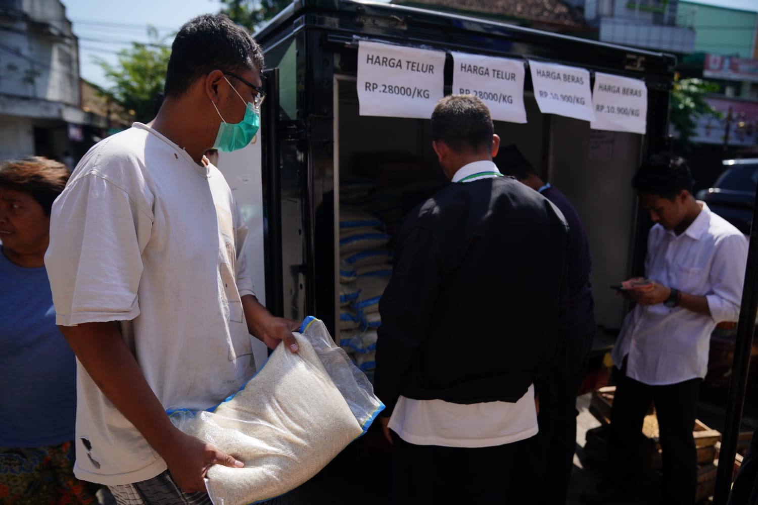 Foto 8 dari 10: Bersama Disdag, PPI Siapkan 500 Kilogram Beras Selama Gelar Operasi Pasar