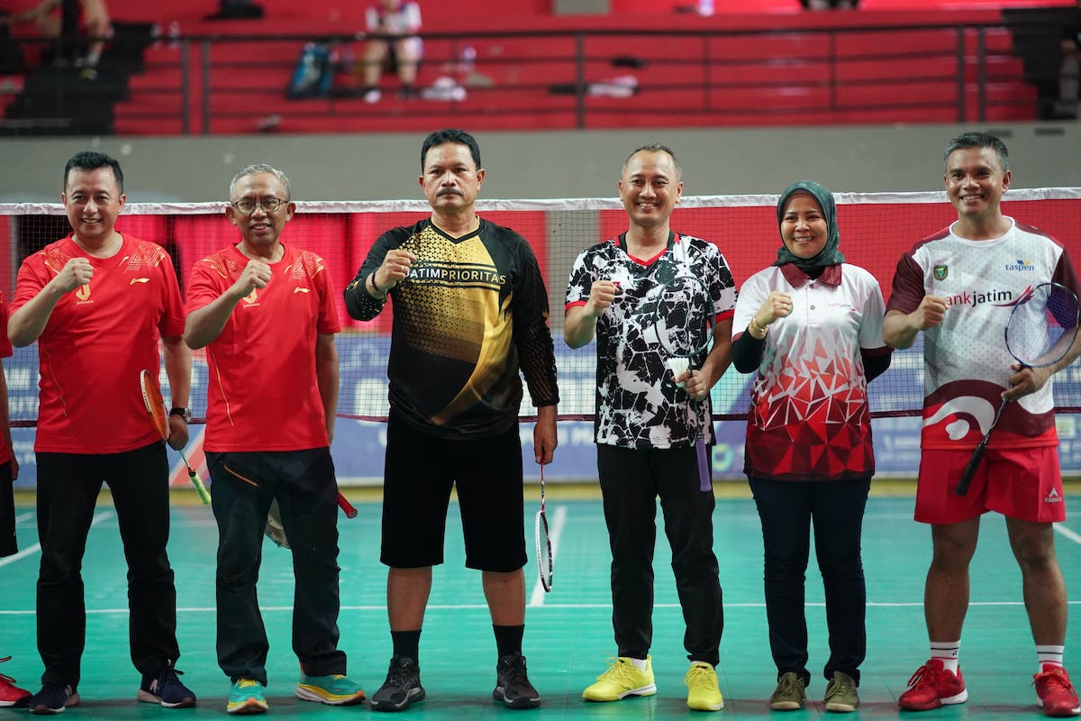 Foto 8 dari 9: Buka Pertandingan Persahabatan Bulu Tangkis Bank Jatim, Wali Kota: Sehat Itu Mahal, Mari Kita Jaga dengan Olahraga