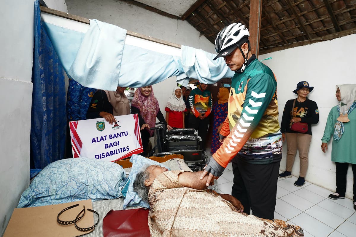 Foto 5 dari 9: Sembari Gowes, Wali Kota Resmikan RTH, Beri Bansos Disabilitas, Hingga Bantuan RTLH