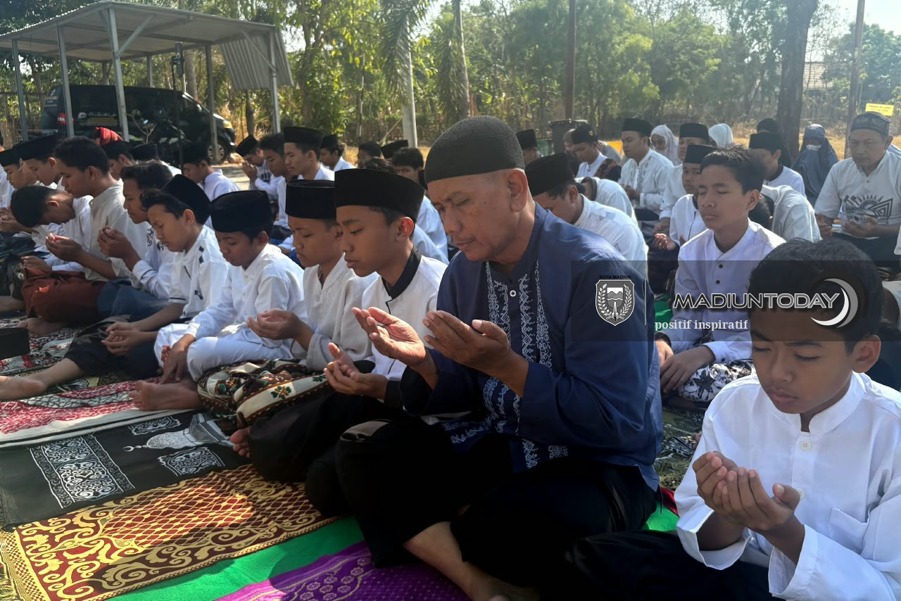 Foto 3 dari 6: Di Tengah Musim Kemarau, MBS Prof Hamka Panjatkan Doa Lewat Salat Istisqa
