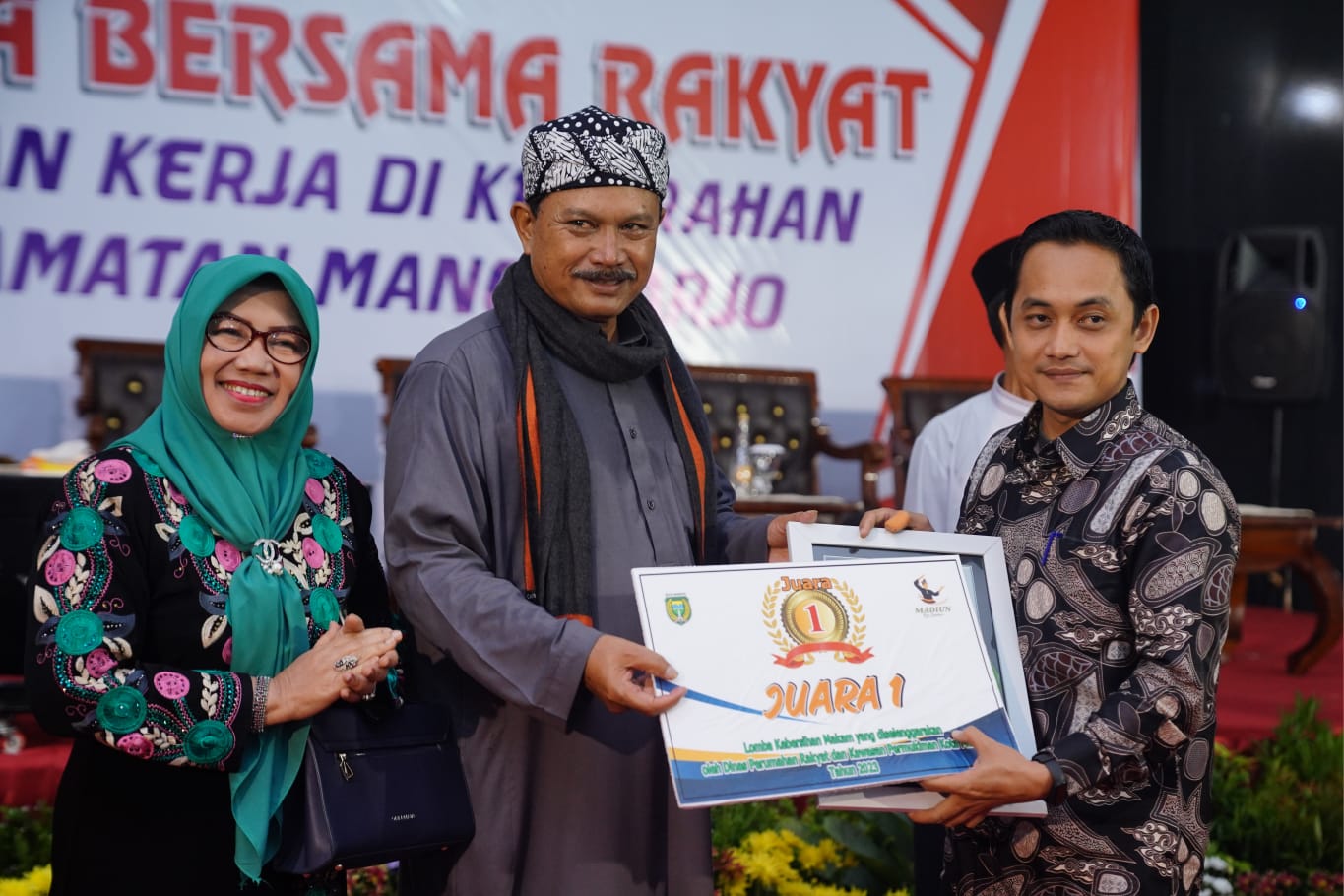 Foto 7 dari 10: WBR di Kecamatan Manguharjo, Wali Kota Sampaikan Informasi Hingga Serahkan Hadiah Lomba Kebersihan Makam