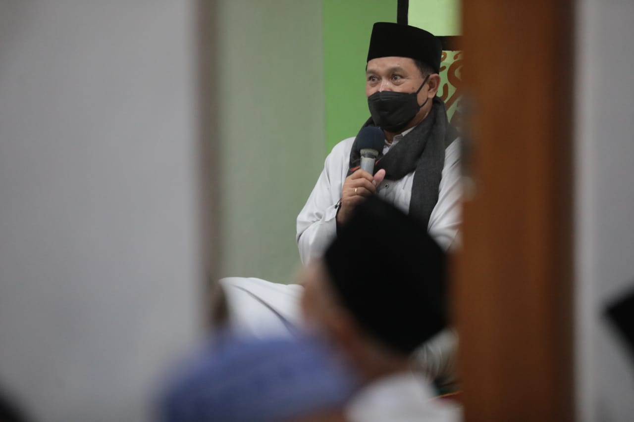 Foto 2 dari 13: Gelar Salat Isya di Masjid Al Amin Kelurahan Demangan, Wali Kota Maidi Sampaikan Pembangunan dan Salurkan Bantuan