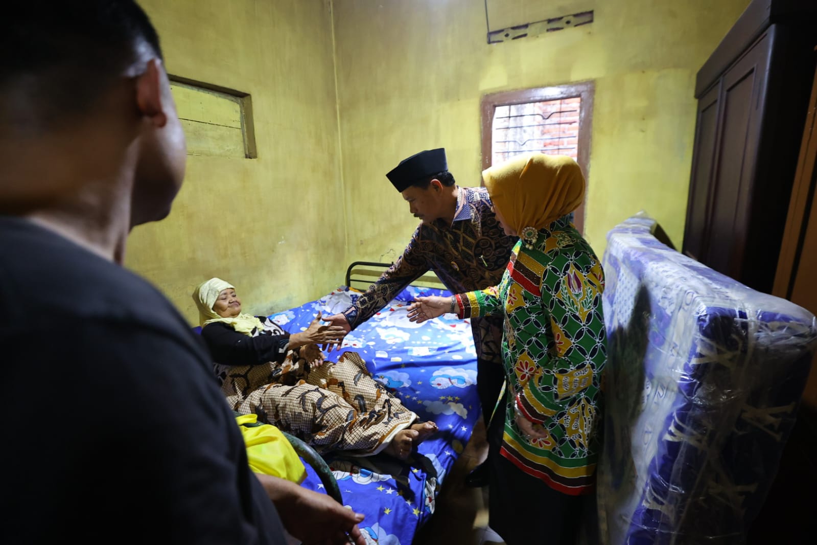 Foto 2 dari 5: Salurkan Bantuan Kursi Roda, Wali Kota: Kita Bantu Sempurnakan Kehidupan Lansia