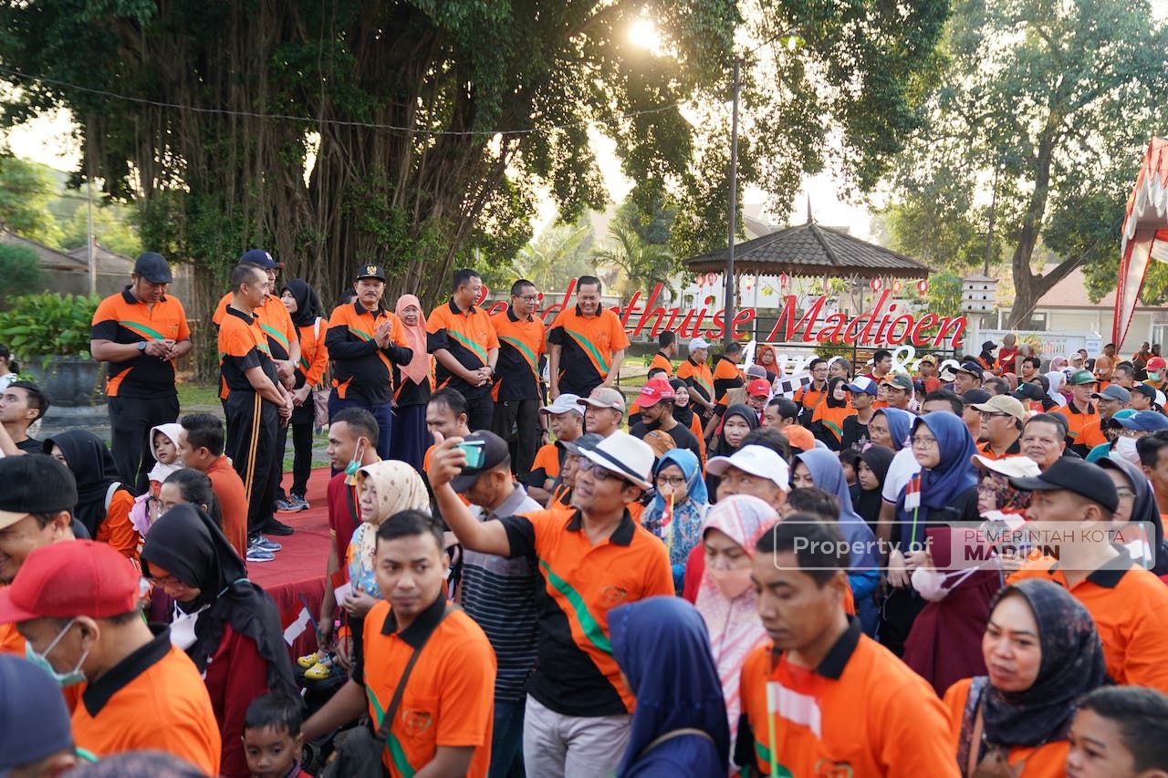 Foto utama berita: Mlaku-Mlaku Bareng Karyawan RSUD dr Soedono, Wali Kota: Pelayan Kesehatan Harus Sehat