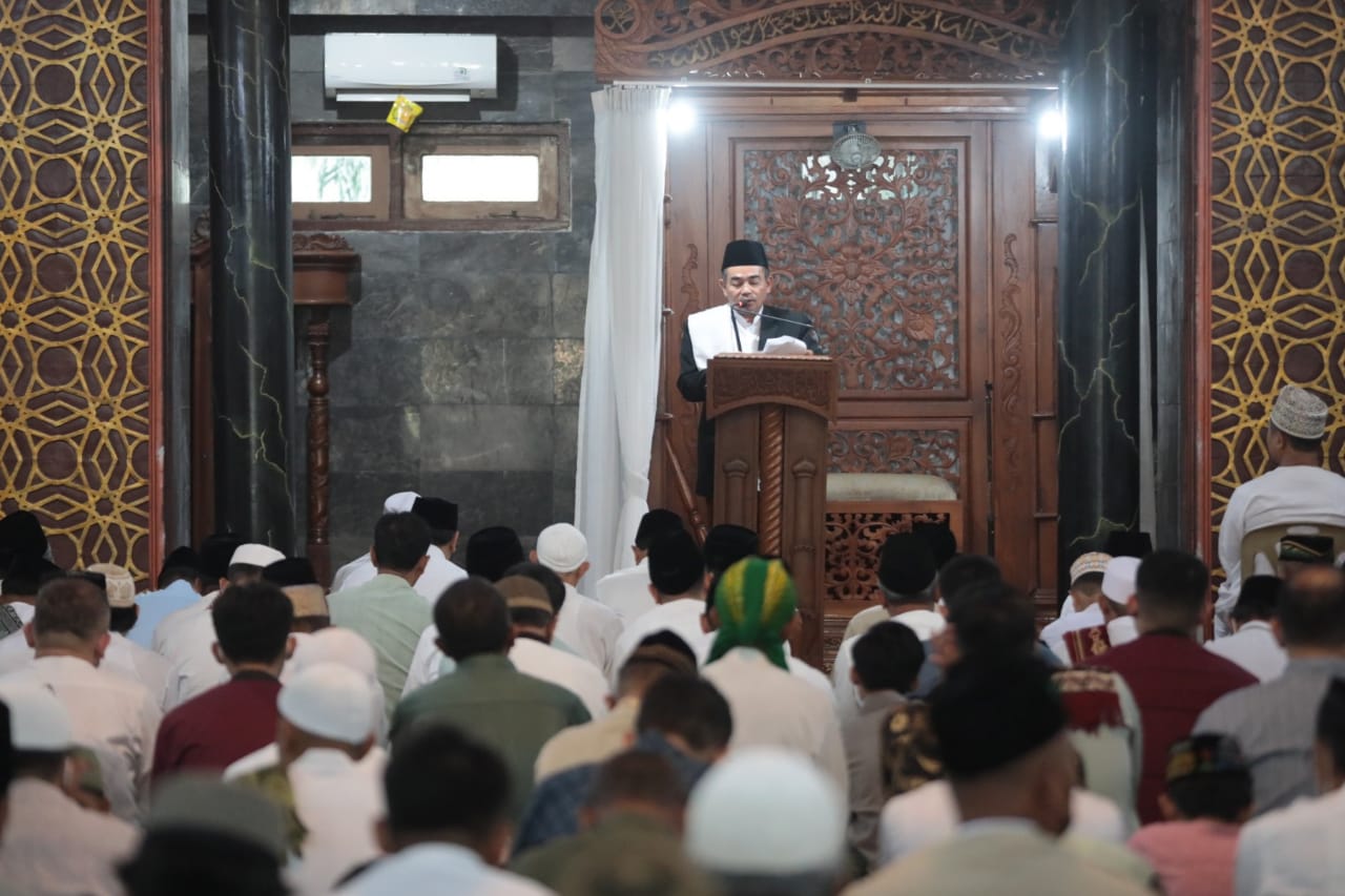 Foto 5 dari 8: Laksanakan Salat Idul Fitri, Wali Kota: Lebaran Kesempatan Untuk Menyampaikan Kekhilafan Diri