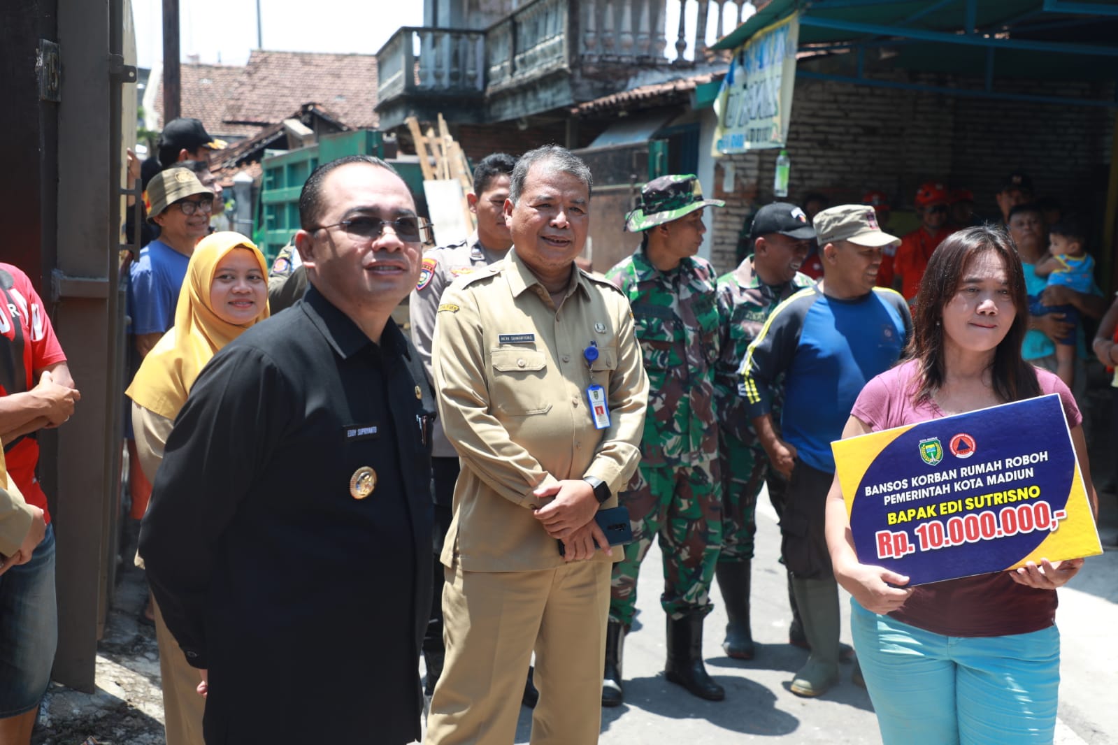 Foto 1 dari 11: Pj Walikota Serahkan Bantuan Kepada Korban Rumah Roboh