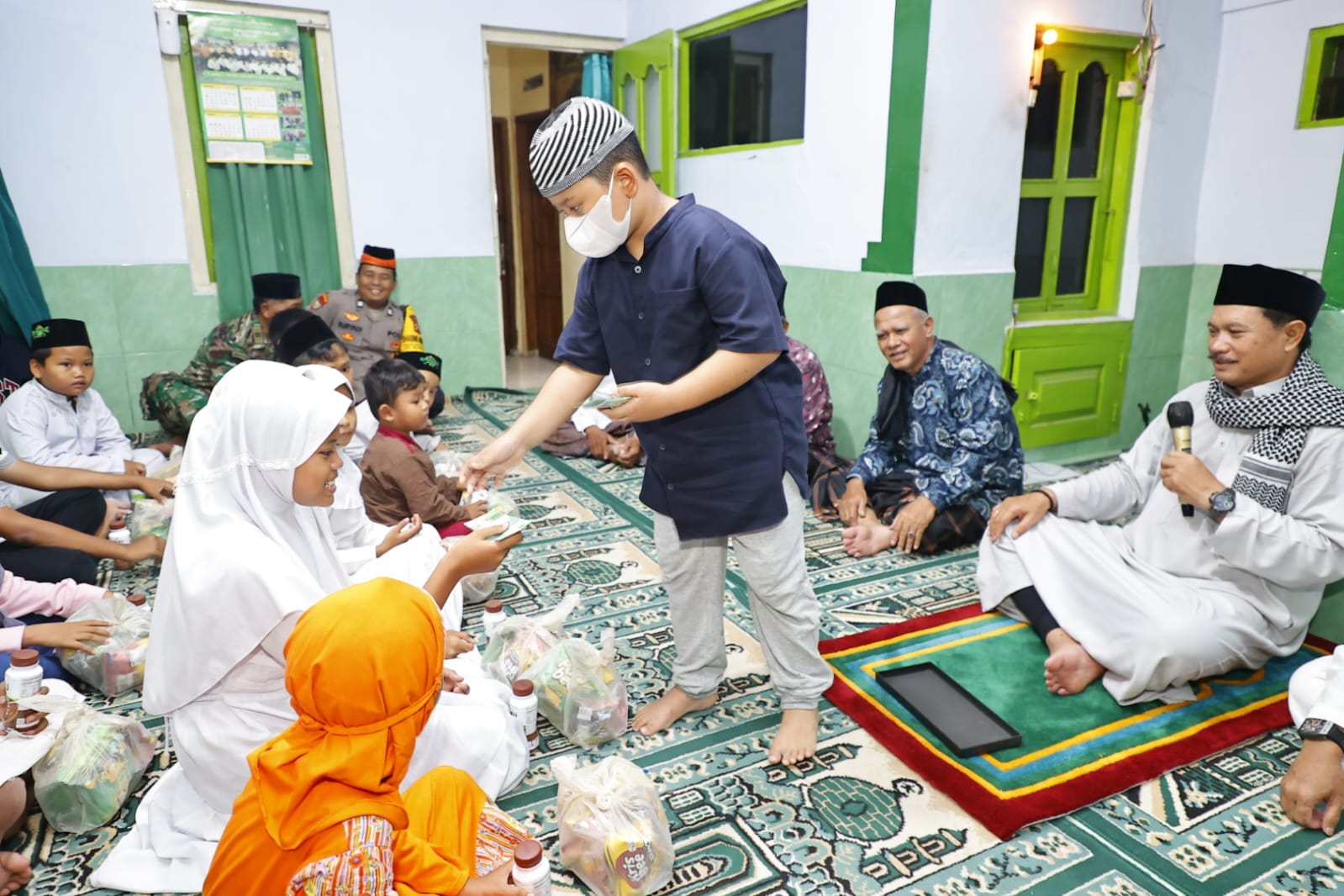 Foto 10 dari 10: Ibadah Sembari Serap Aspirasi, Wali Kota Ikuti Tarawih Bersama Warga Di Musala Jannatul Firdaus