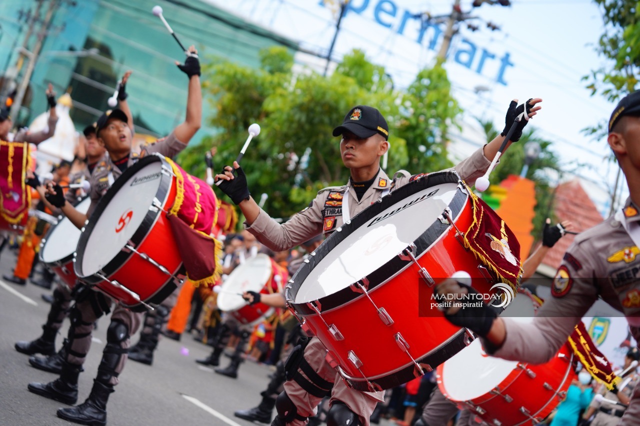 Foto 3 dari 19: Sukses Memukau Masyarakat, Aksi Drumcorps Pelopor Cenderawasih Akpol Dapat Apresiasi Wali Kota Maidi