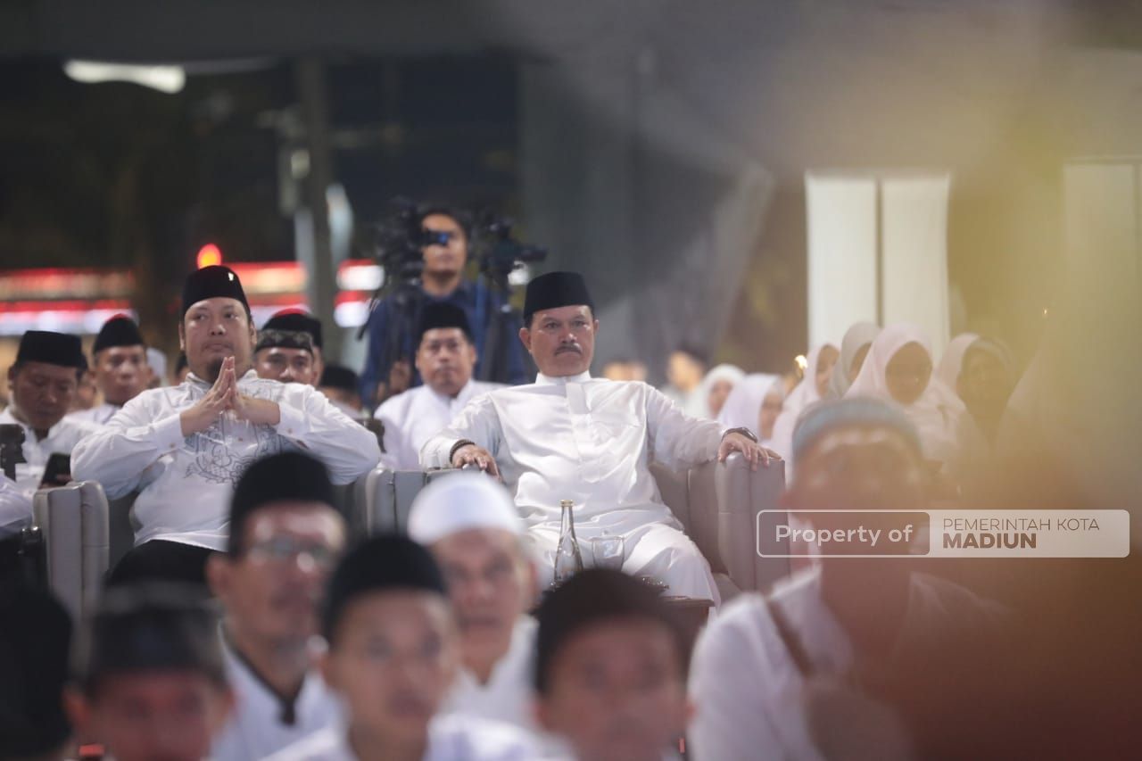 Foto 7 dari 17: Sosialisasi Ketentuan Cukai melalui Musik Religi, Pemkot Hadirkan Opick, Sekaligus Peringatan Hari Santri
