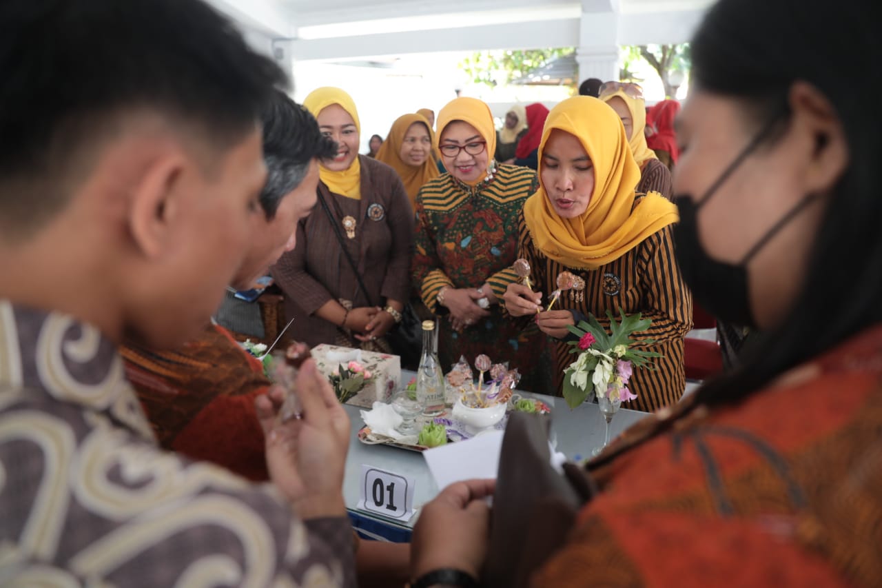 Foto 2 dari 9: Agar Lebih Disukai Anak-anak, Juragan Pecel Kembangkan Inovasi Permen Pecel
