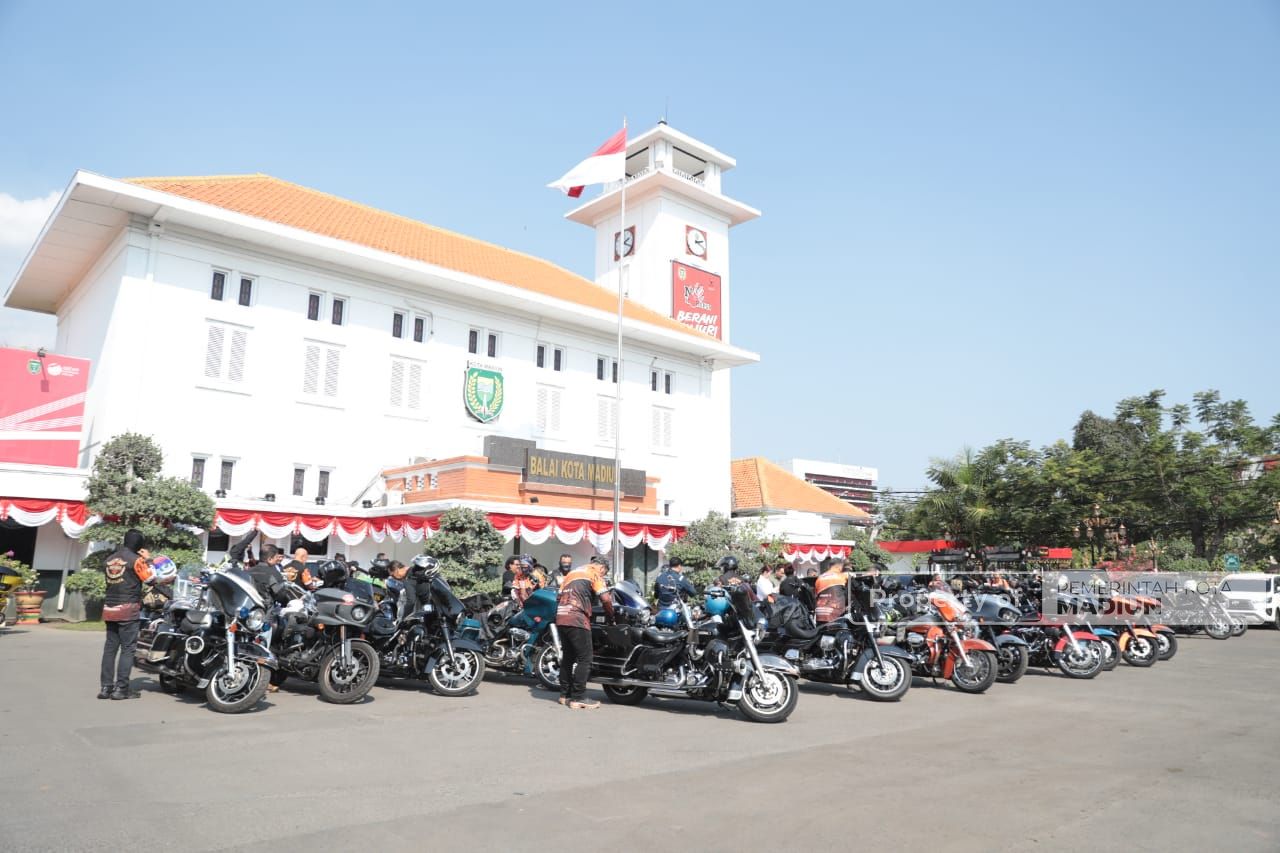 Foto 7 dari 12: Touring Jakarta-Atambua, Komunitas HDCI Mampir Kota Madiun dan Bagi Santunan untuk Veteran