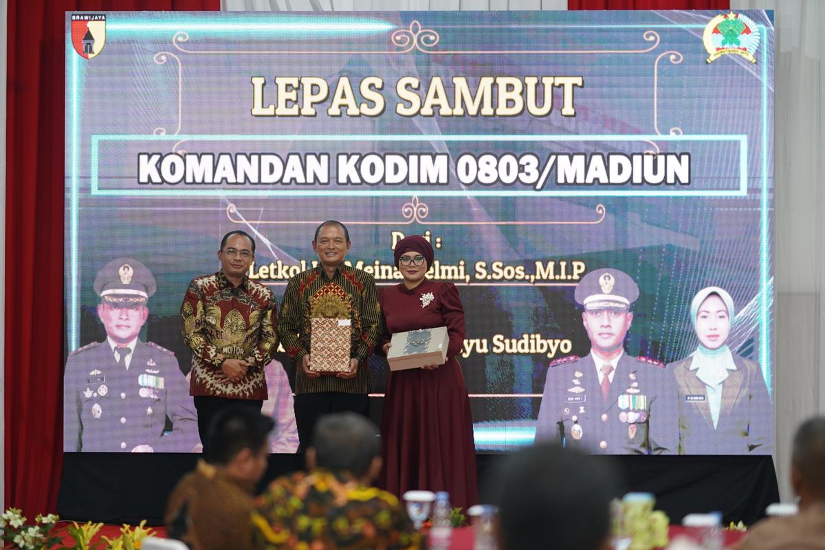 Foto 9 dari 9: Hadiri Lepas Sambut Komandan Kodim 0803 Madiun, Pj Wali Kota Sampaikan Selamat Kepada Keduanya