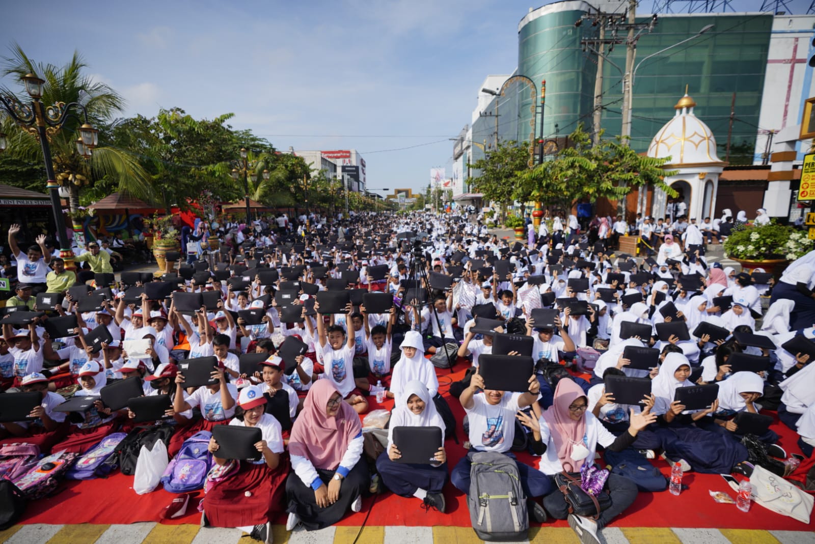 Foto 5 dari 9: Rasakan Berbagai Kemudahan Belajar, Program Laptop Jadi Primadona Bagi Pelajar