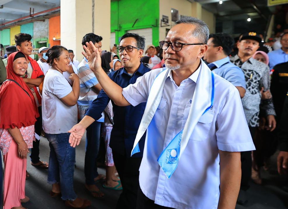 Foto 3 dari 6: Tinjau Program Sembako Murah di PBM, Mendag Gratiskan 500 Paket Beras 5 Kilogram
