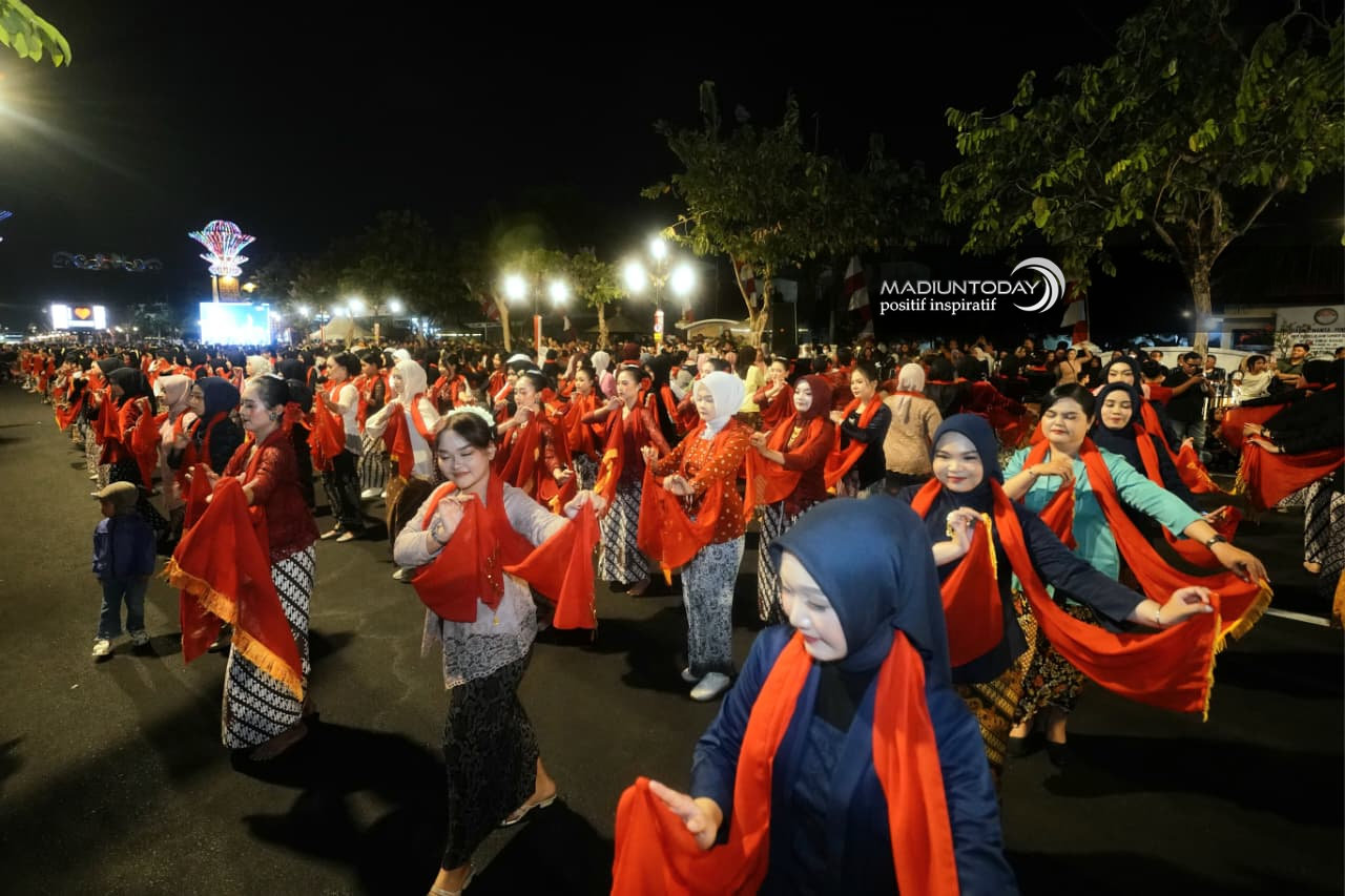 Foto 18 dari 29: 5.000 Peserta Madiun Menari Ukir Sejarah Kota, Sekaligus Jadi Bukti Cinta Masyarakat Untuk Daerahnya