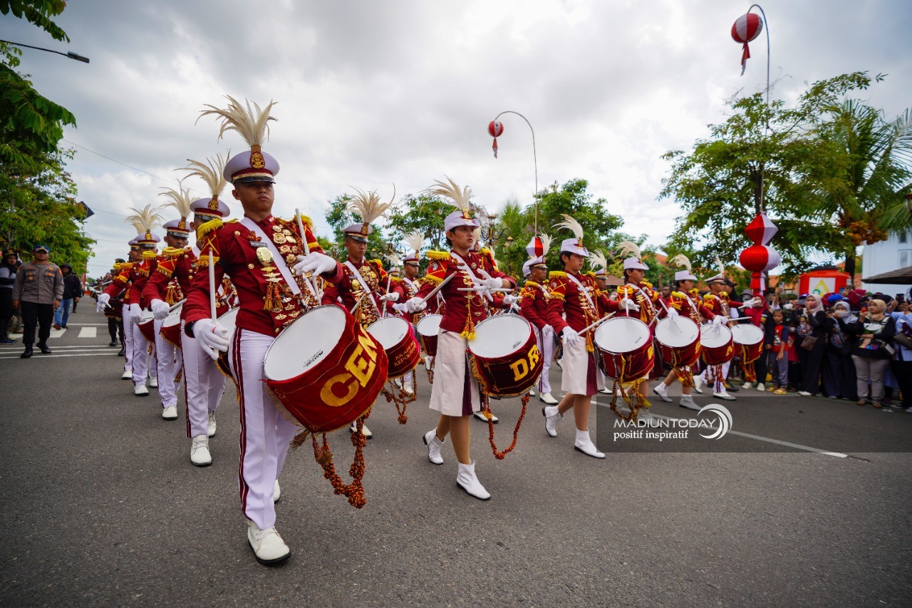 Foto 18 dari 19: Sukses Memukau Masyarakat, Aksi Drumcorps Pelopor Cenderawasih Akpol Dapat Apresiasi Wali Kota Maidi