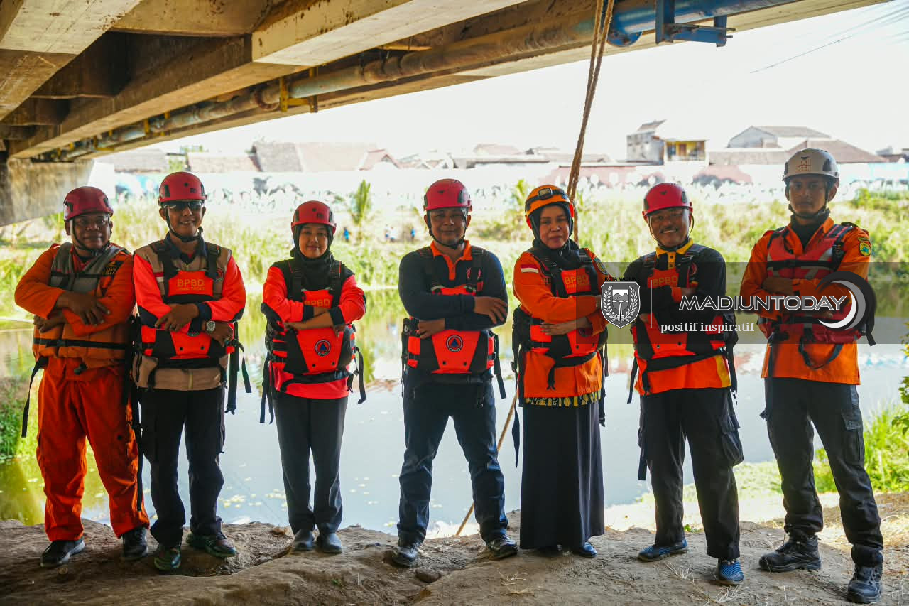 Foto 19 dari 19: Mendayungpun Ada Aturannya, Serunya Pelatihan Water Rescue di Kali Bantaran