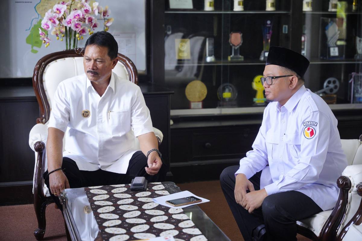 Foto 16 dari 18: Banyak Tamu Ingin Bertemu, Wali Kota Layani Empat Audiensi Sekaligus Secara Bergantian