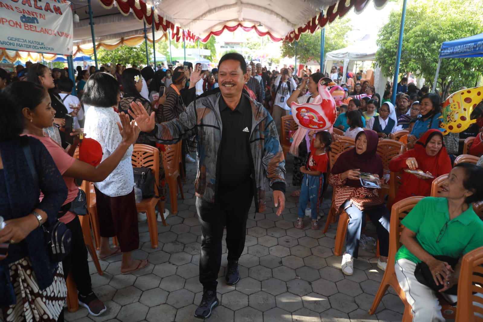 Foto 8 dari 14: Hadiri Peringatan HUT Gereja Mater Dei, Wali Kota Ikut Jalan Santai Hingga Borong Produk UMKM