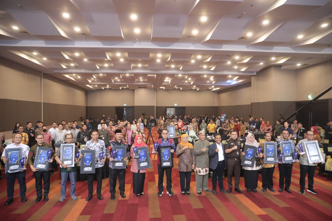 Foto 7 dari 11: Berhasil Kendalikan Inflasi, Kota Madiun Raih Penghargaan Daerah dengan Tingkat Inflasi Terendah di Jawa Timur dari Harian Surya
