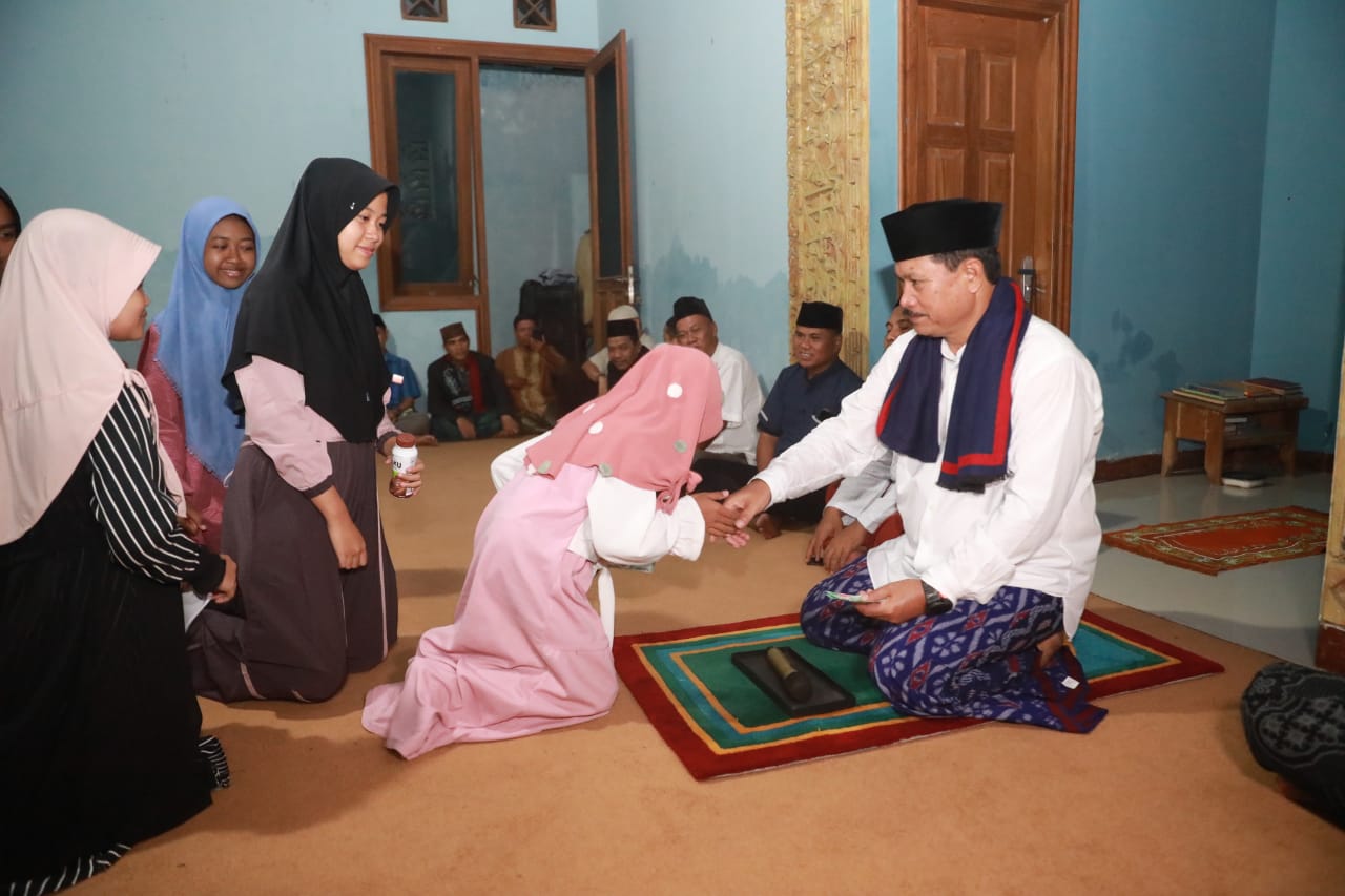 Foto 5 dari 11: Salat Isya di Masjid At Thoilah, Wali Kota Salurkan Bantuan Masjid Hingga Rp 40 Juta