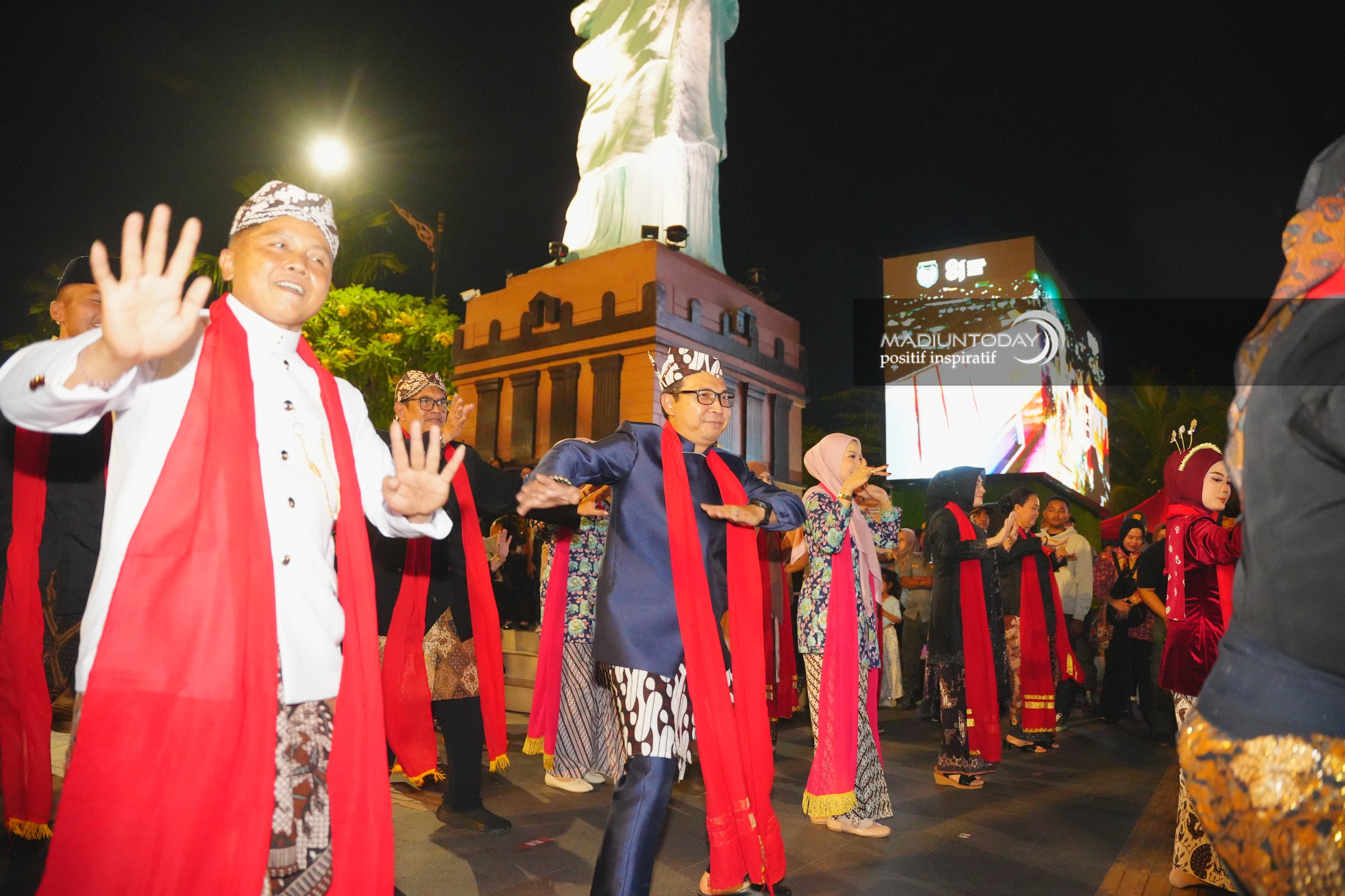 Foto 7 dari 11: Madiun Menari Pukau Wawali Pekalongan: Madiun Luar Biasa!