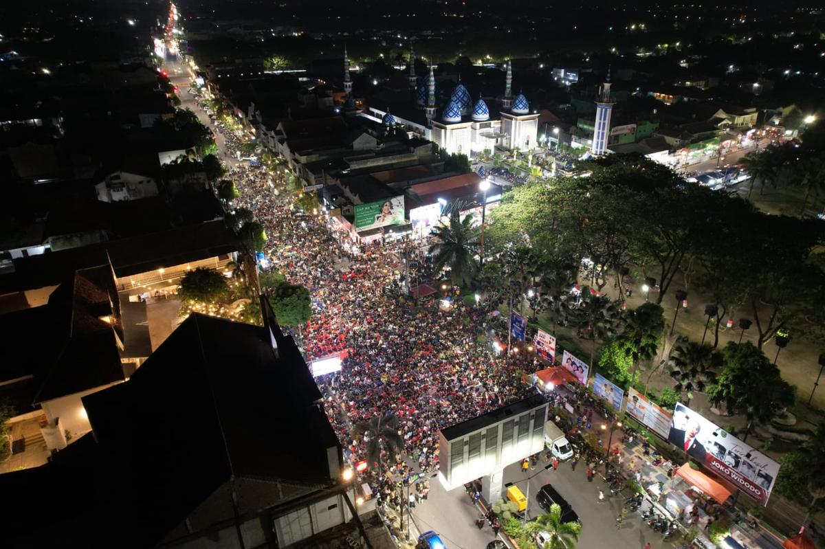 Foto 14 dari 19: Dukungan Tak Pernah Padam, Meski Kembali Menelan Kekalahan