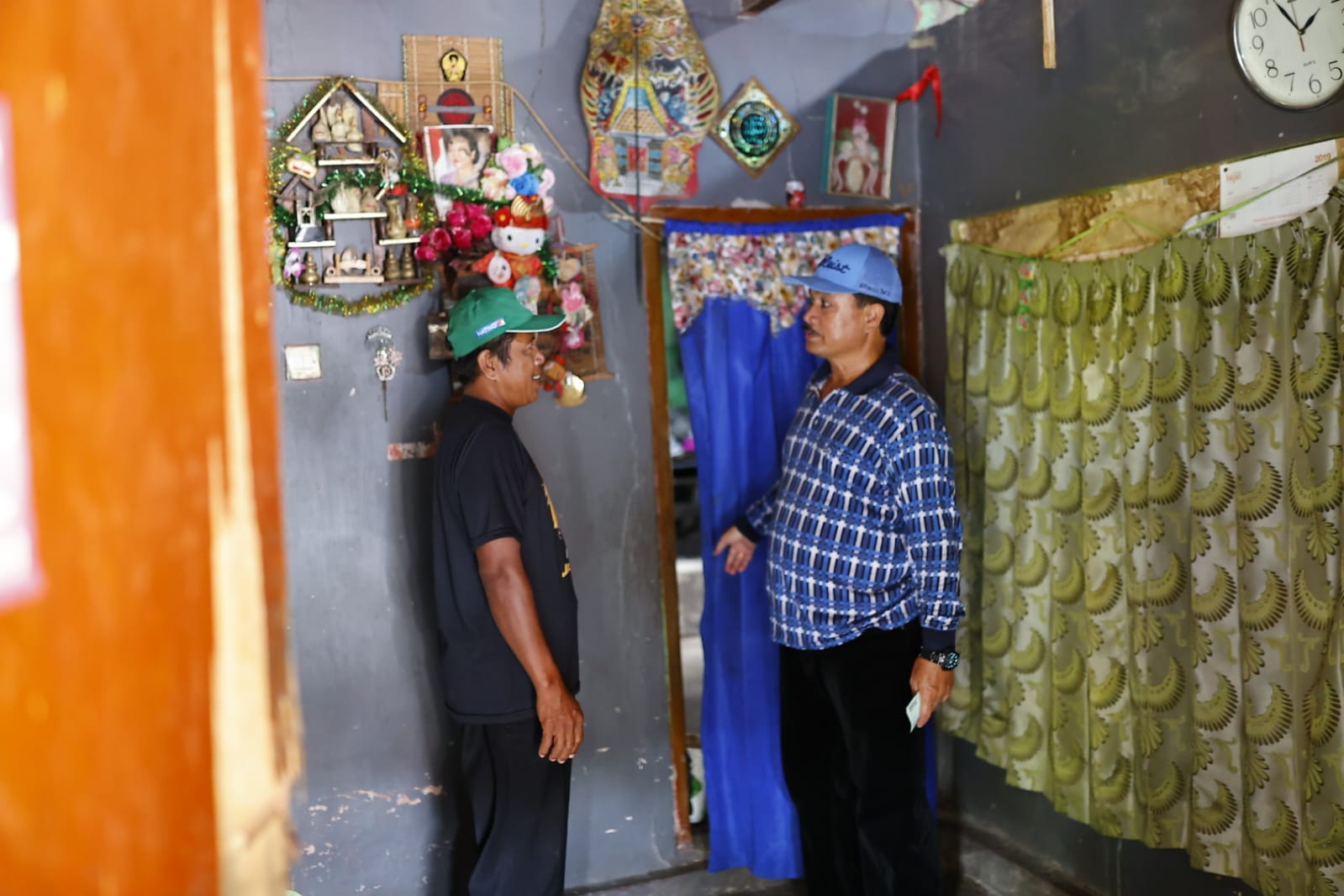 Foto 5 dari 9: Tebarkan Suka Cita, Wali Kota Salurkan Sembako Untuk Warga Kampung Baru Demangan