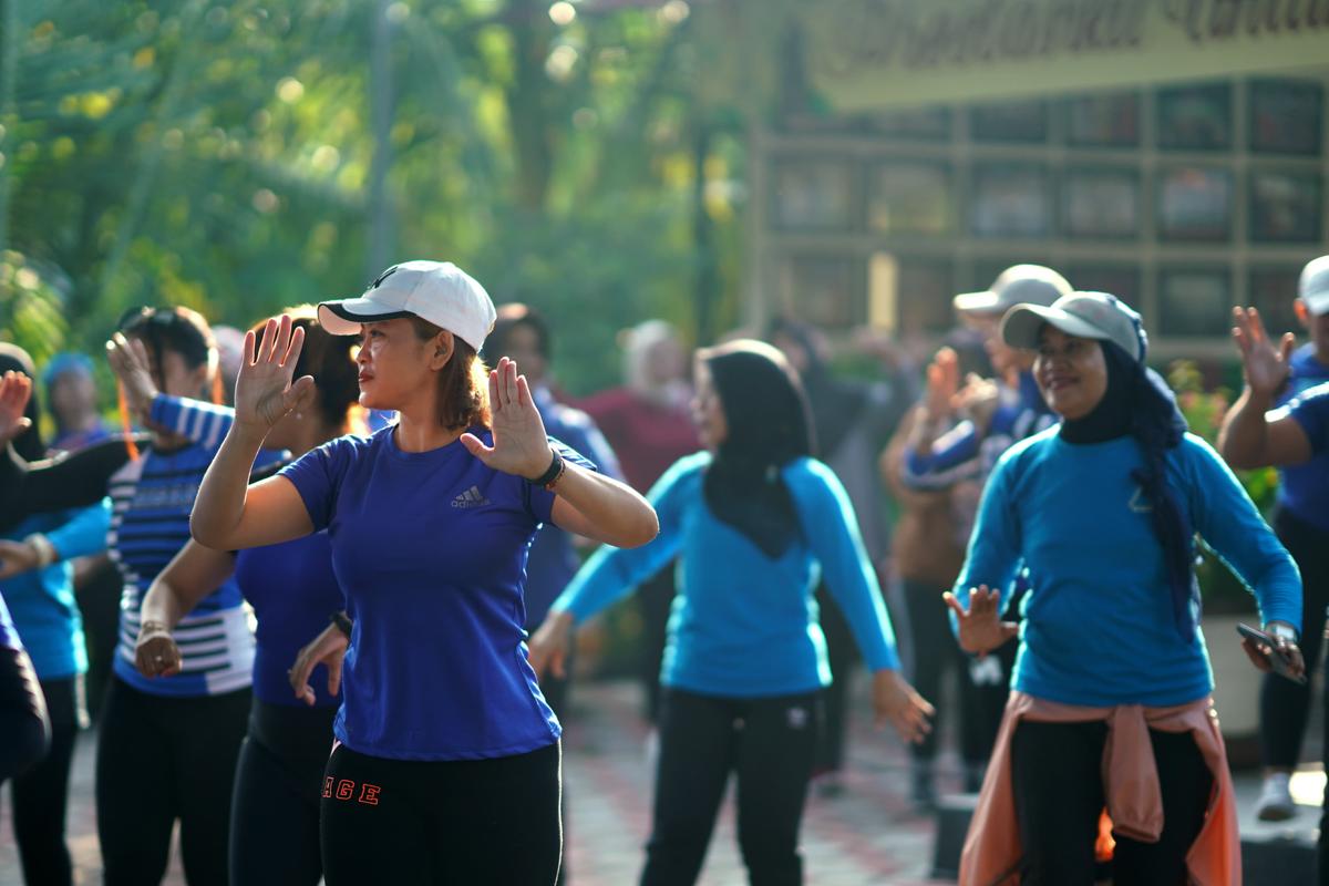 Foto 4 dari 9: Olahraga Bersama Instruktur Senam, Wali Kota Harap Jadi Penyalur Semangat Sehat Bagi Warga