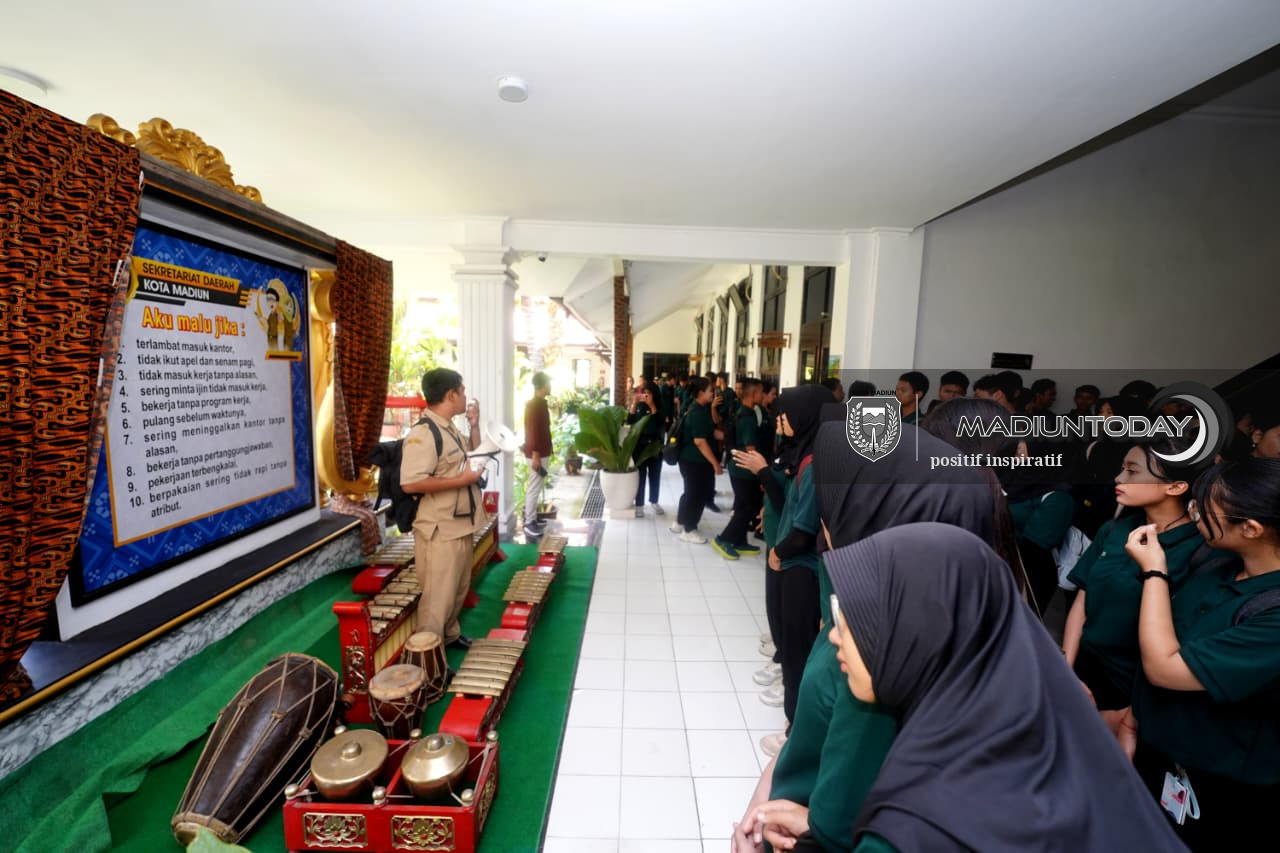 Foto 5 dari 13: Wisata Heritage Jadi Ruang Belajar, Sejarah Kota Madiun Dikenalkan Langsung di Lapangan