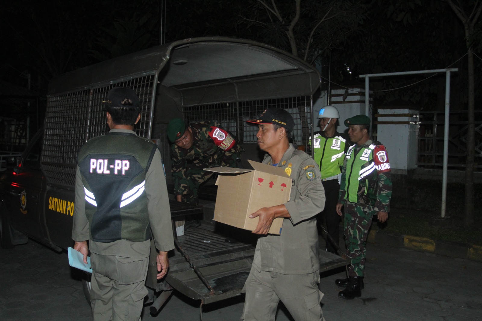 Foto 2 dari 7: Gelar Razia Wujudkan Trantibum, Petugas Amankan Puluhan Liter Miras Berbagai Jenis dan Merek