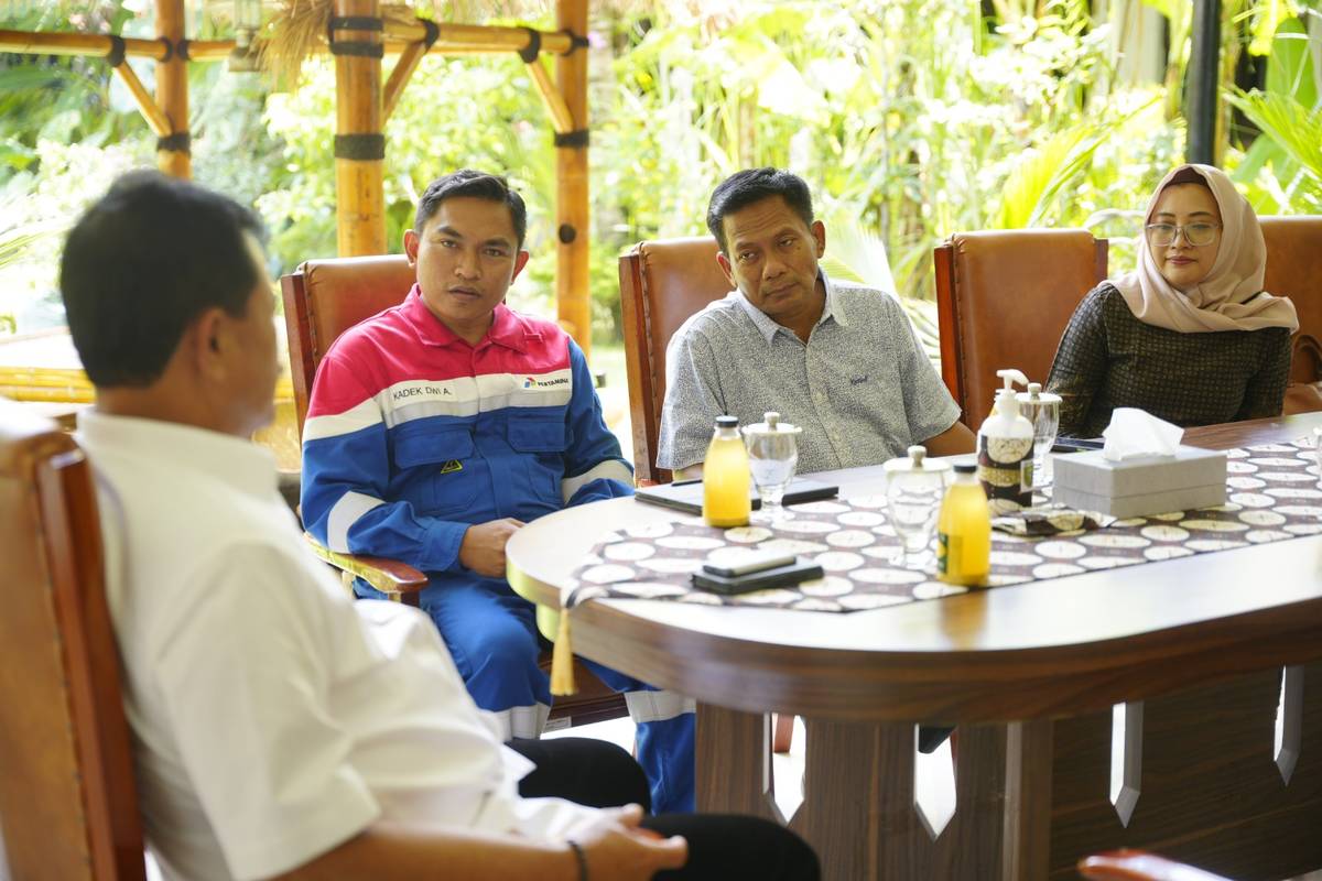 Foto 5 dari 18: Banyak Tamu Ingin Bertemu, Wali Kota Layani Empat Audiensi Sekaligus Secara Bergantian
