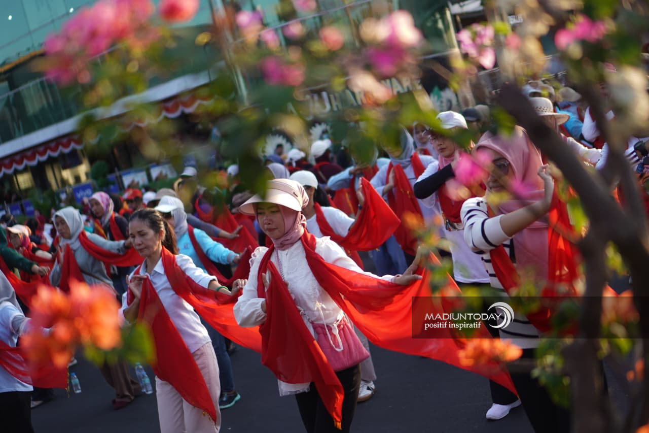 Foto 11 dari 12: Madiun Menari Milik Warga Kota, Plt Wali Kota Ajak Masyarakat Saksikan dan Menari Bersama