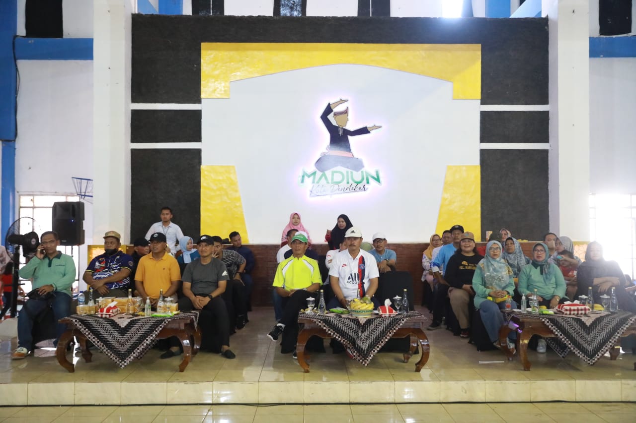 Foto 5 dari 13: Tutup Turnamen Bola Voli Antar Kelurahan, Wali Kota Bari Apresiasi Kepada Para Pemenang