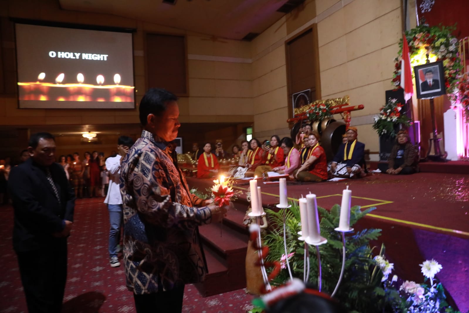 Foto 3 dari 12: Hadiri Perayaan Natal Warga GKJW Madiun, Wali Kota Harap Perayaan Natal Bawa Pesan Kedamaian