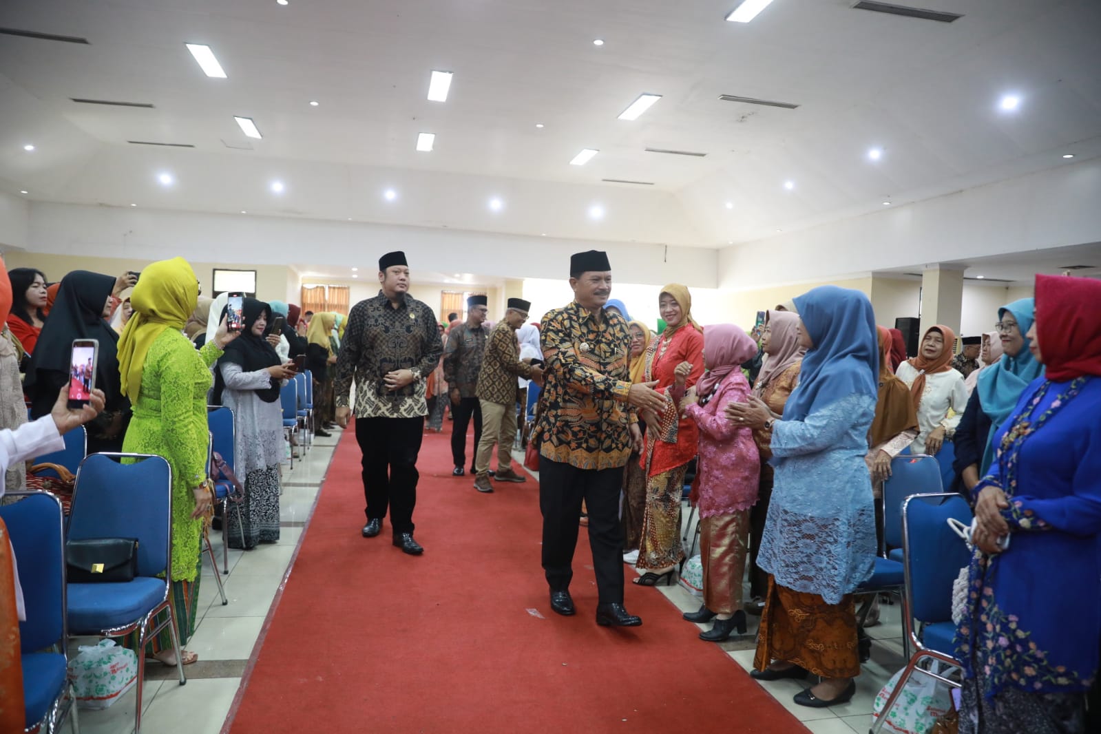 Foto 21 dari 26: Peringati Hari Ibu Ke-95, Wali Kota Gelar Upacara Bendera Hingga Perayaan Bersama Organisasi Wanita Kota Pendekar