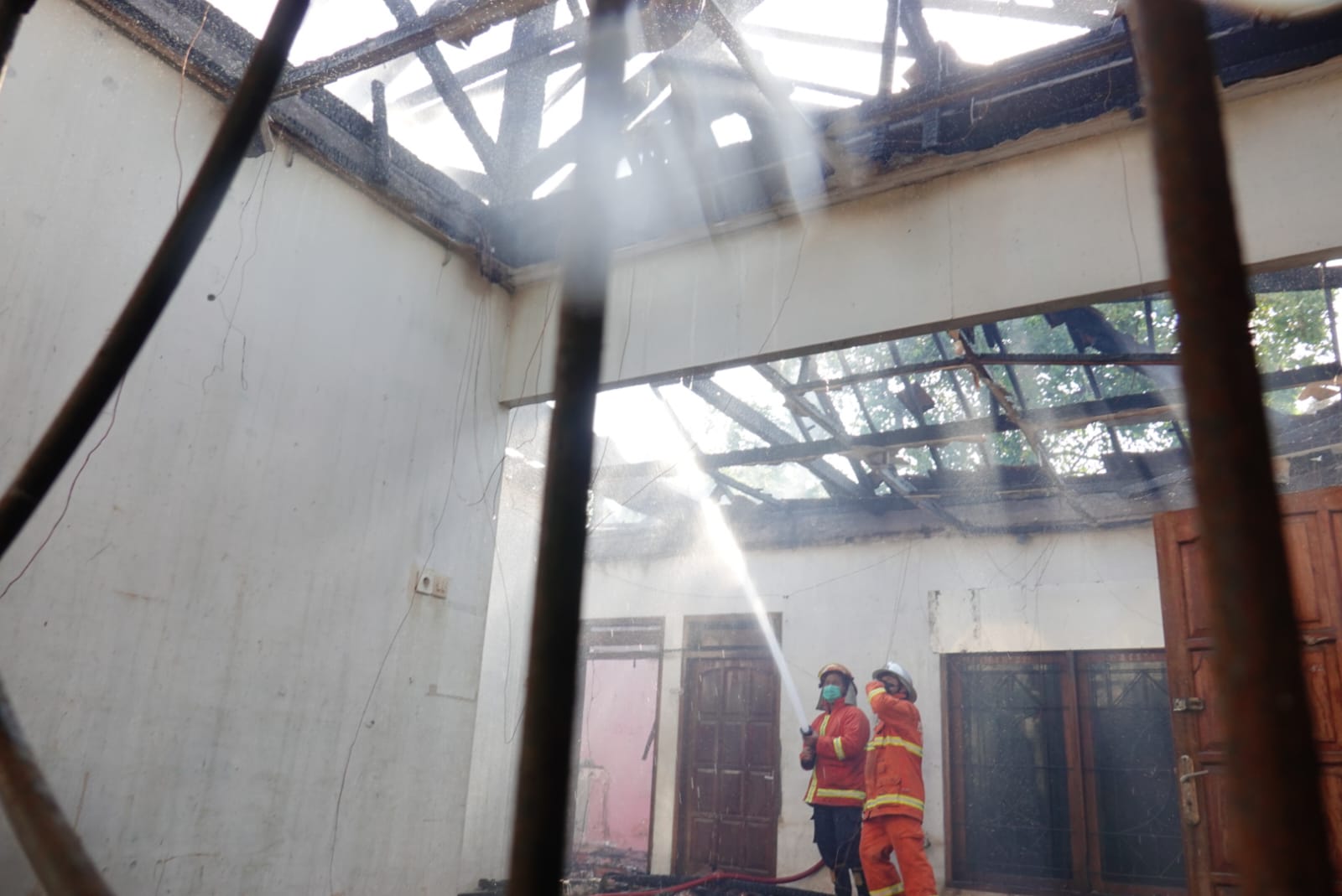 Foto 1 dari 8: Dua Kejadian Kebakaran Dalam Sehari, Petugas Damkar Imbau Masyarakat Waspada