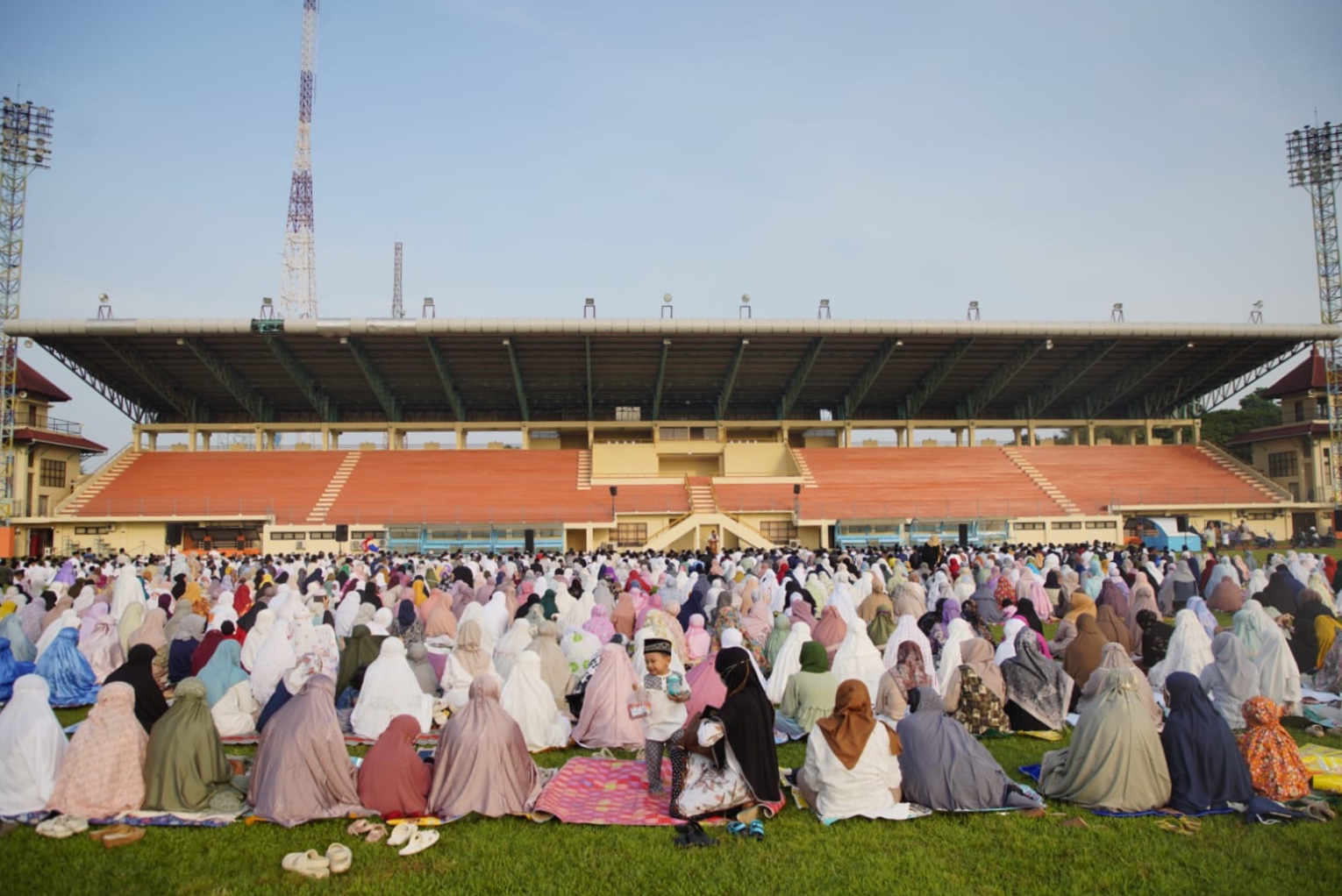 Foto 7 dari 10: Potret Khusyuk Salat Idul Fitri Jamaah Muhammadiyah di Berbagai Sudut Kota