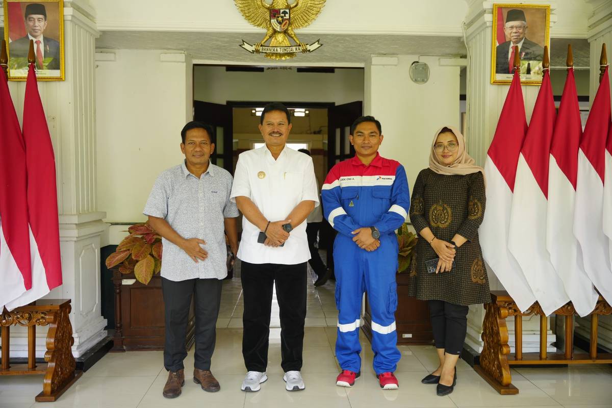 Foto 18 dari 18: Banyak Tamu Ingin Bertemu, Wali Kota Layani Empat Audiensi Sekaligus Secara Bergantian