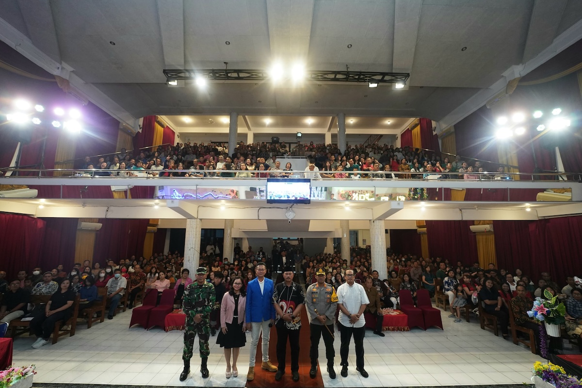 Foto 3 dari 21: Hadiri Misa Perayaan Natal, Wali Kota Dr. Maidi Harap Kebahagiaan dan Kesejahteraan Dirasakan Semua