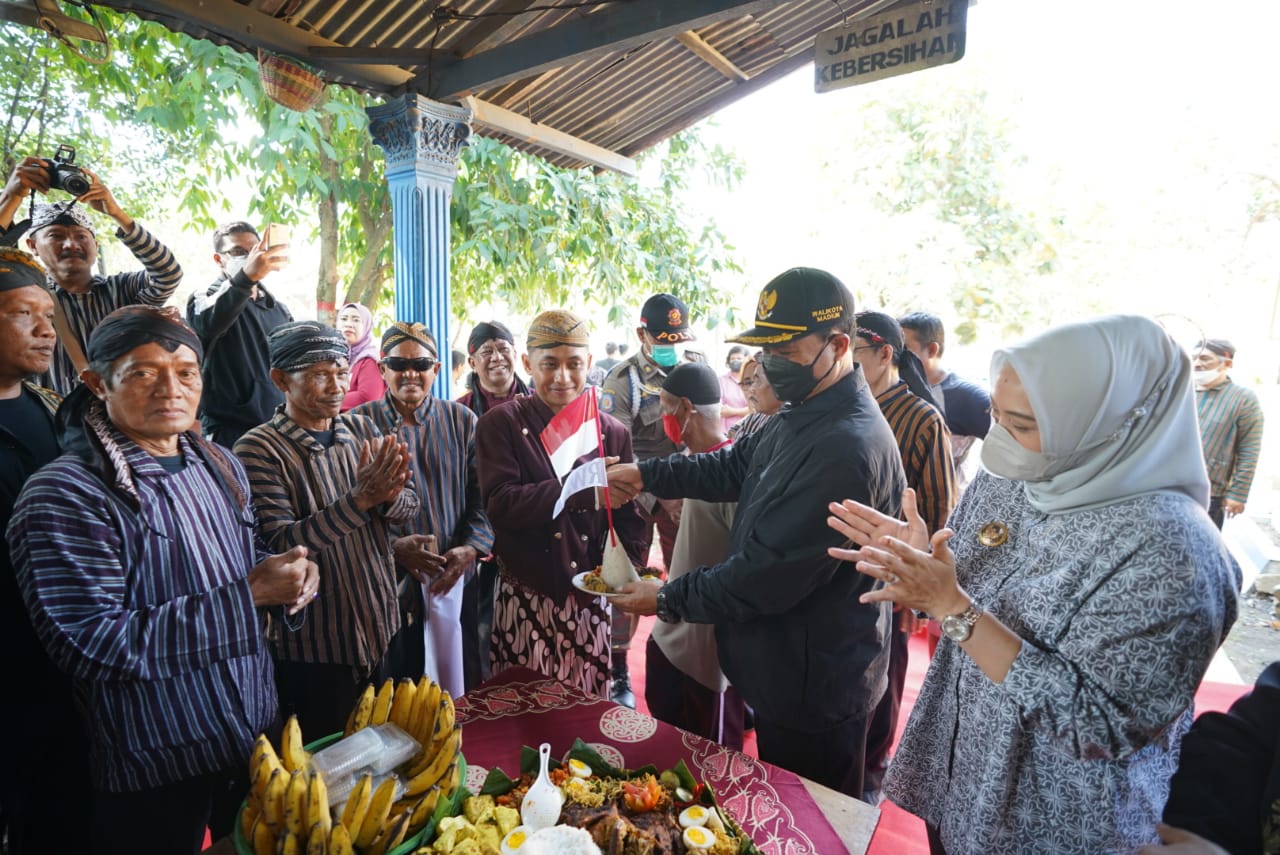 Peringati Bulan Muharram, Warga Kelurahan Nambangan Lor Gelar Bersih Desa Bersama Wali Kota