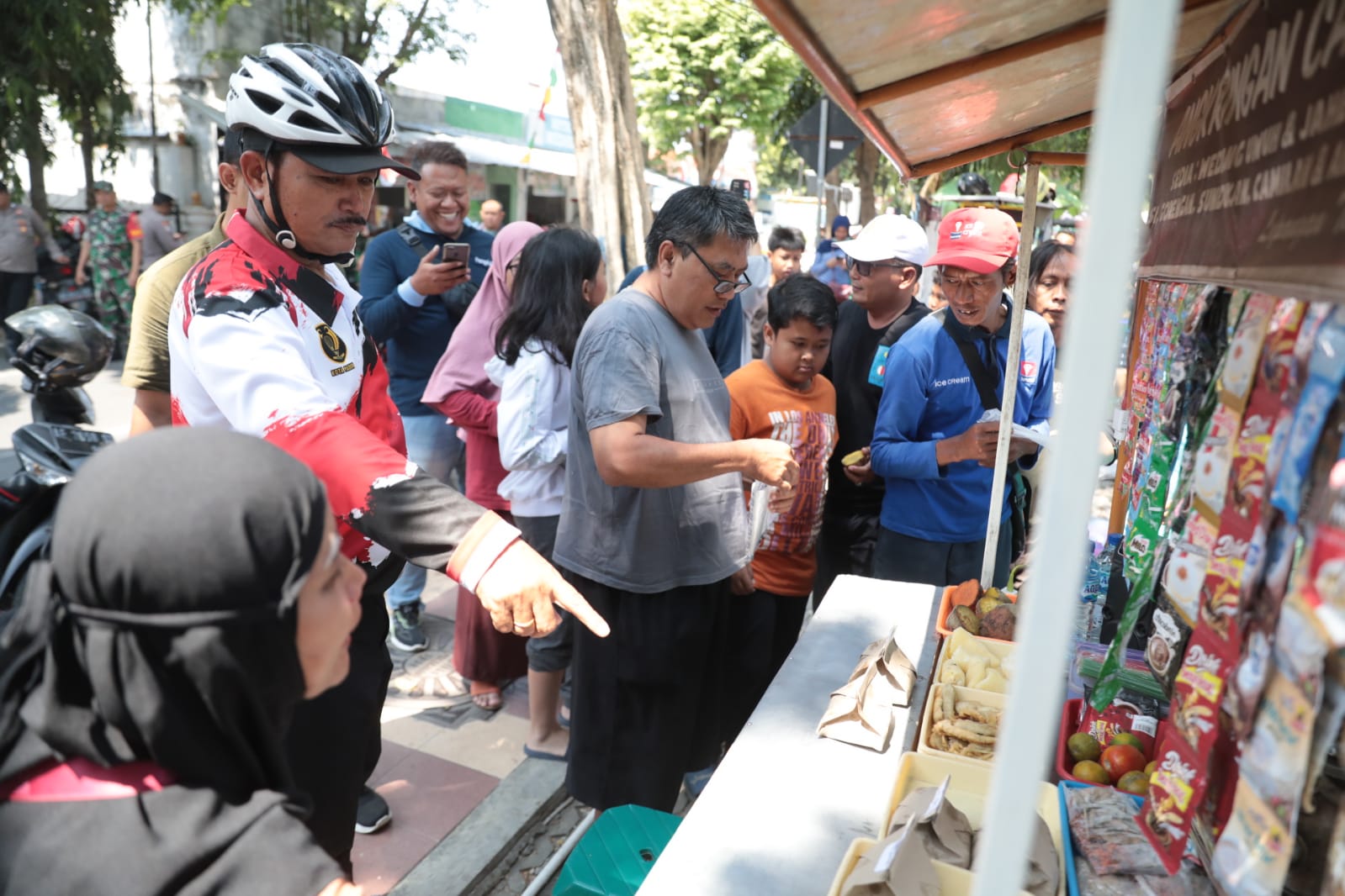 Foto 6 dari 14: Sambang Lapangan Gulun, Wali Kota Borong Dagangan Warga