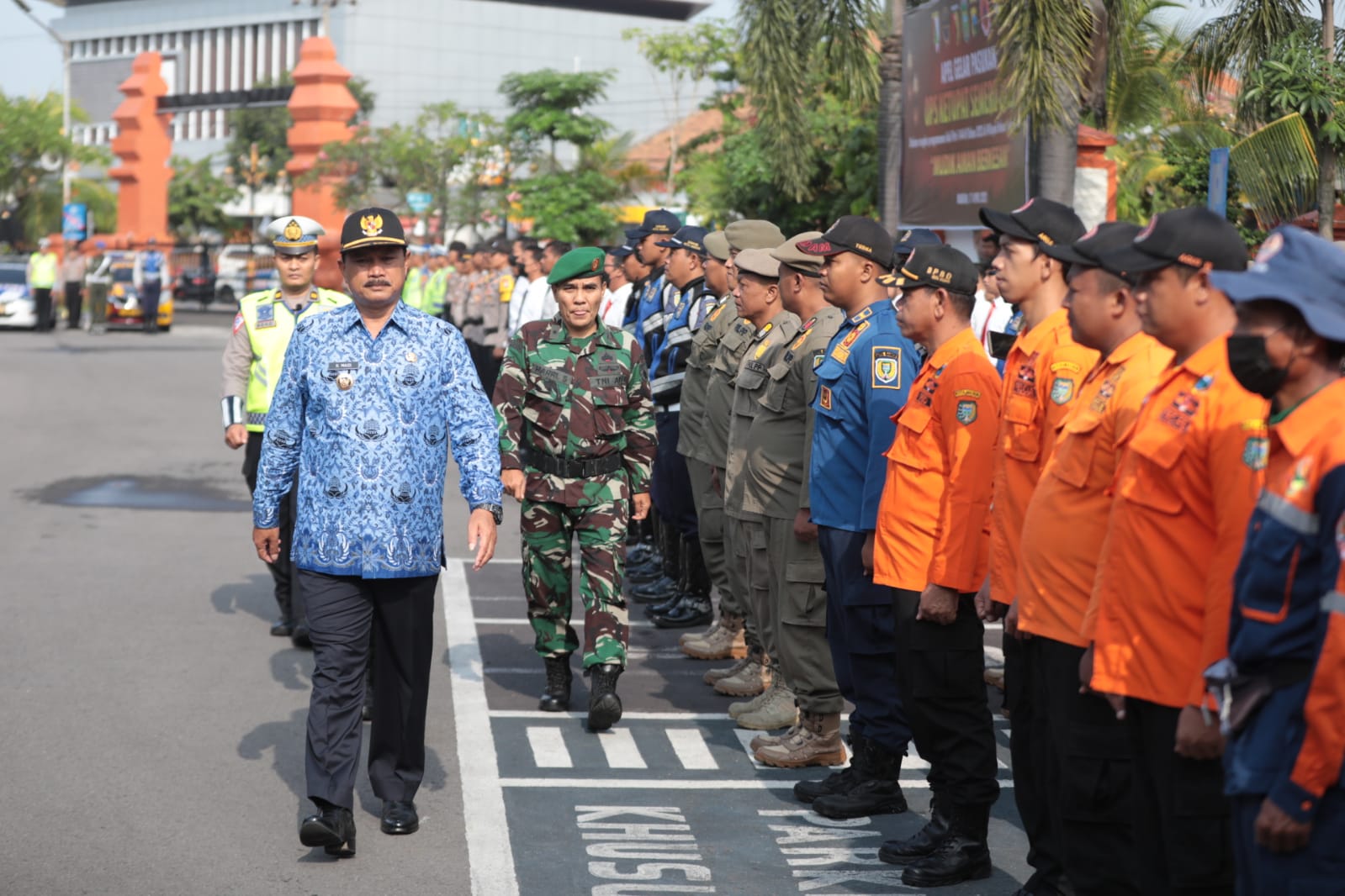 Foto 5 dari 10: Pimpin Apel Gelar Pasukan Ops Ketupat Semeru 2023, Wali Kota: Aman dan Nyaman Kebutuhan Masyarakat