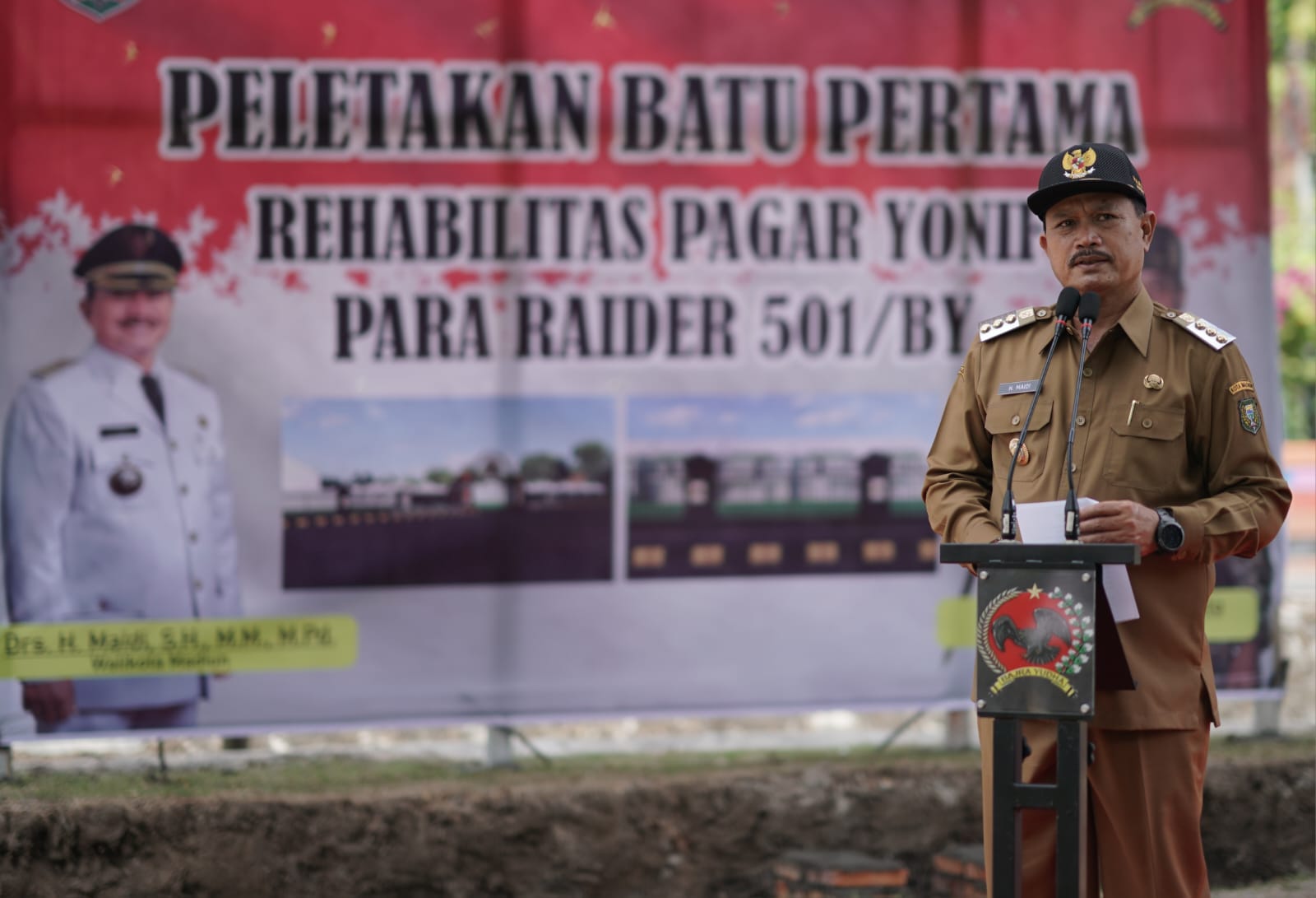 Foto 2 dari 8: Peletakan Batu Pertama Pembangunaan Pagar di Mayonif Para Raider 501/BY, Wali Kota: Wujud Identitas Kuat dan Hebat