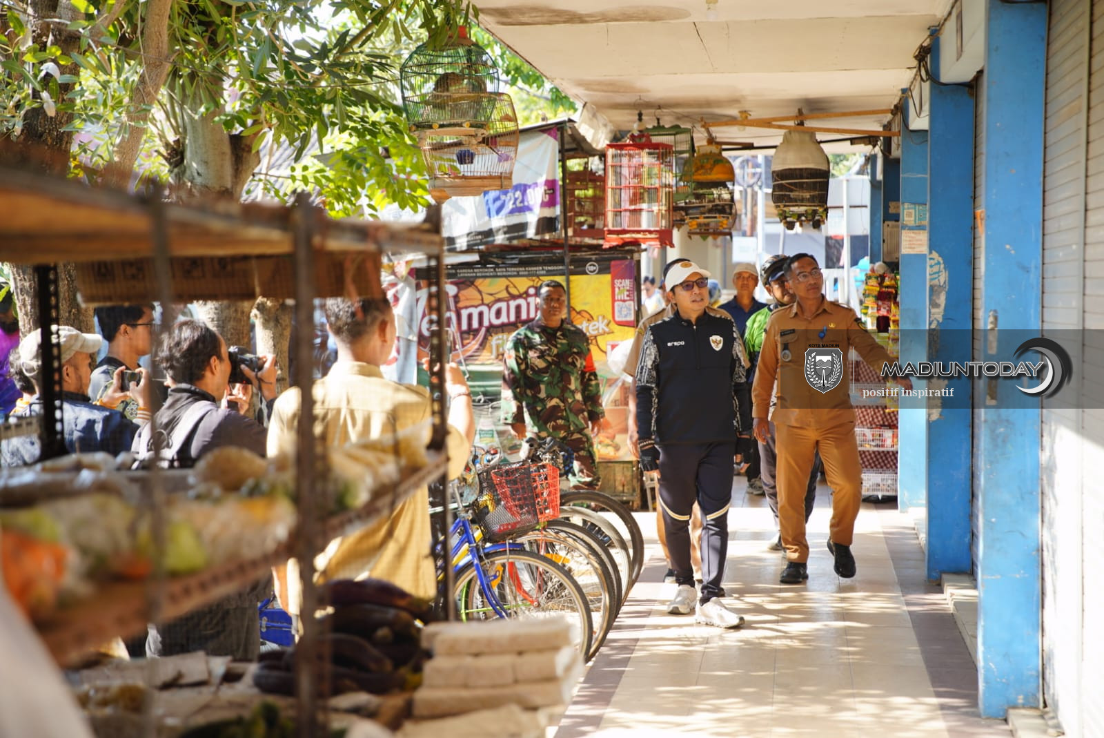 Foto 5 dari 9: Gowes Cek Lokasi KKMP Josenan, Plt Wali Kota Juga Tinjau Pasar Tradisional