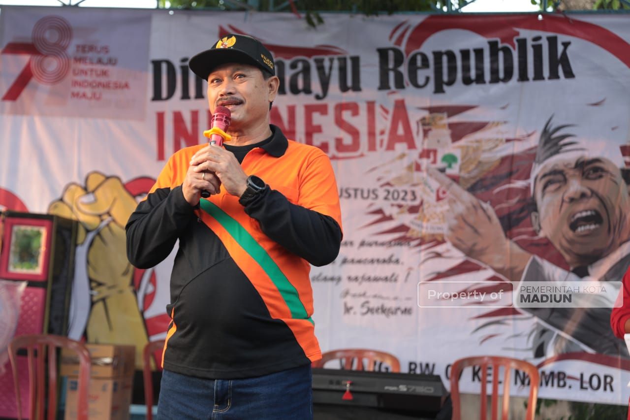 Foto 1 dari 7: Lepas Jalan Santai RW VII Nambangan Lor Wali Kota Pesan Jaga Kekompakan Warga