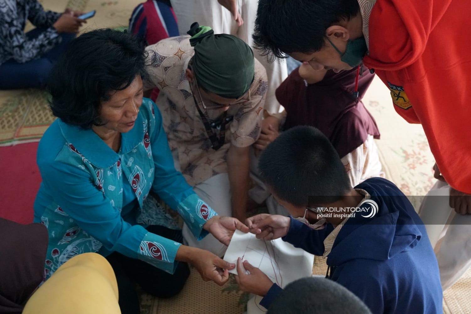 Foto 5 dari 5: Bekali Keterampilan, Penyandang Disabilitas SLB BC Dharma Wanita Dapat Pelatihan Kerajinan